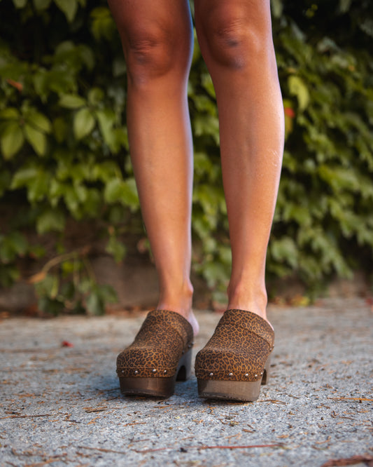 Lederclogs mit Holzabsatz