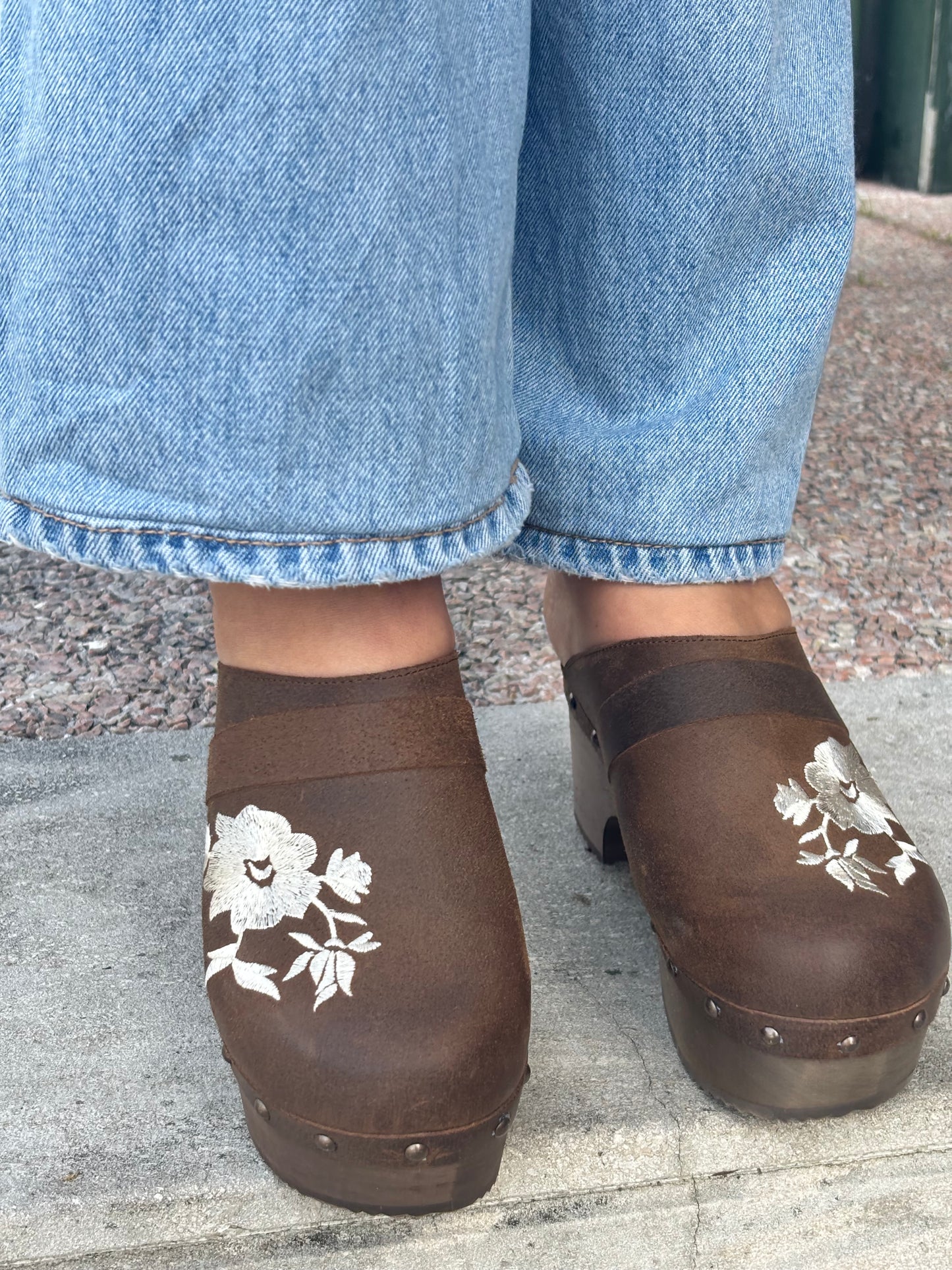 Soca em pele com tacão de madeira