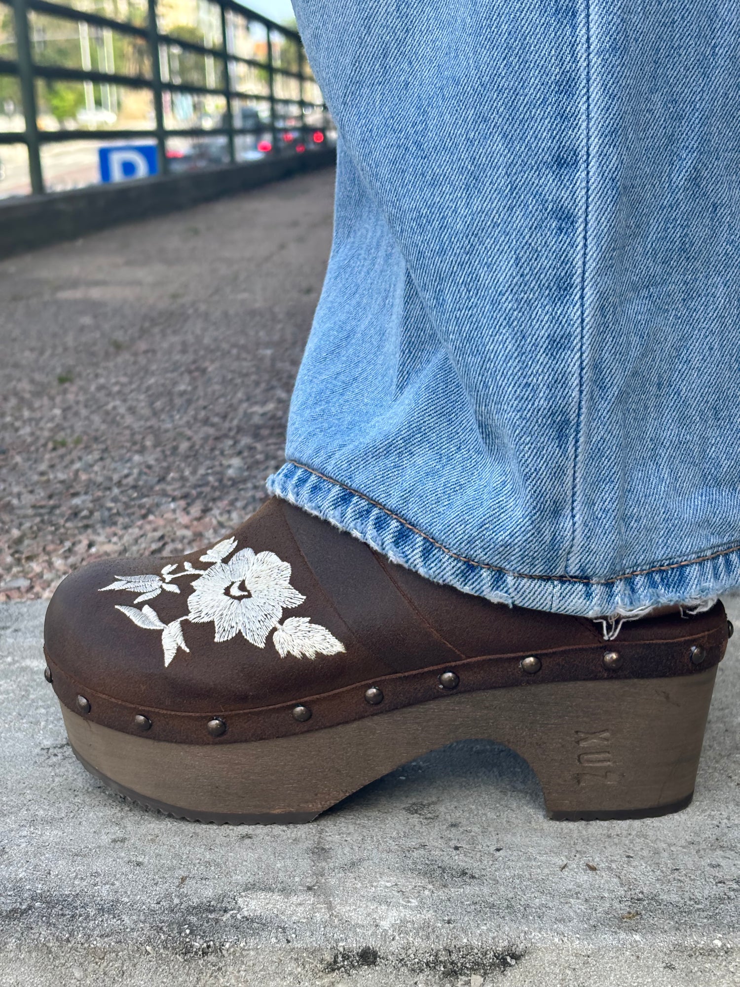 Soca em pele com tacão de madeira