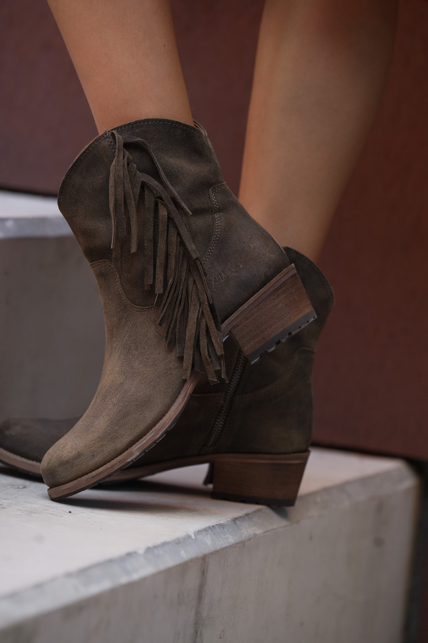 Botas de piel con flecos.