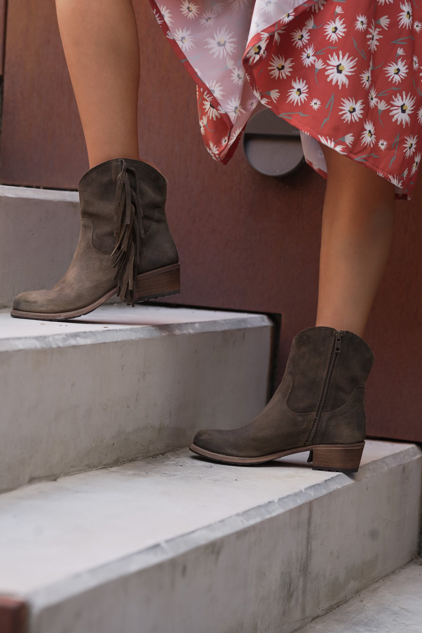 Botas de piel con flecos.