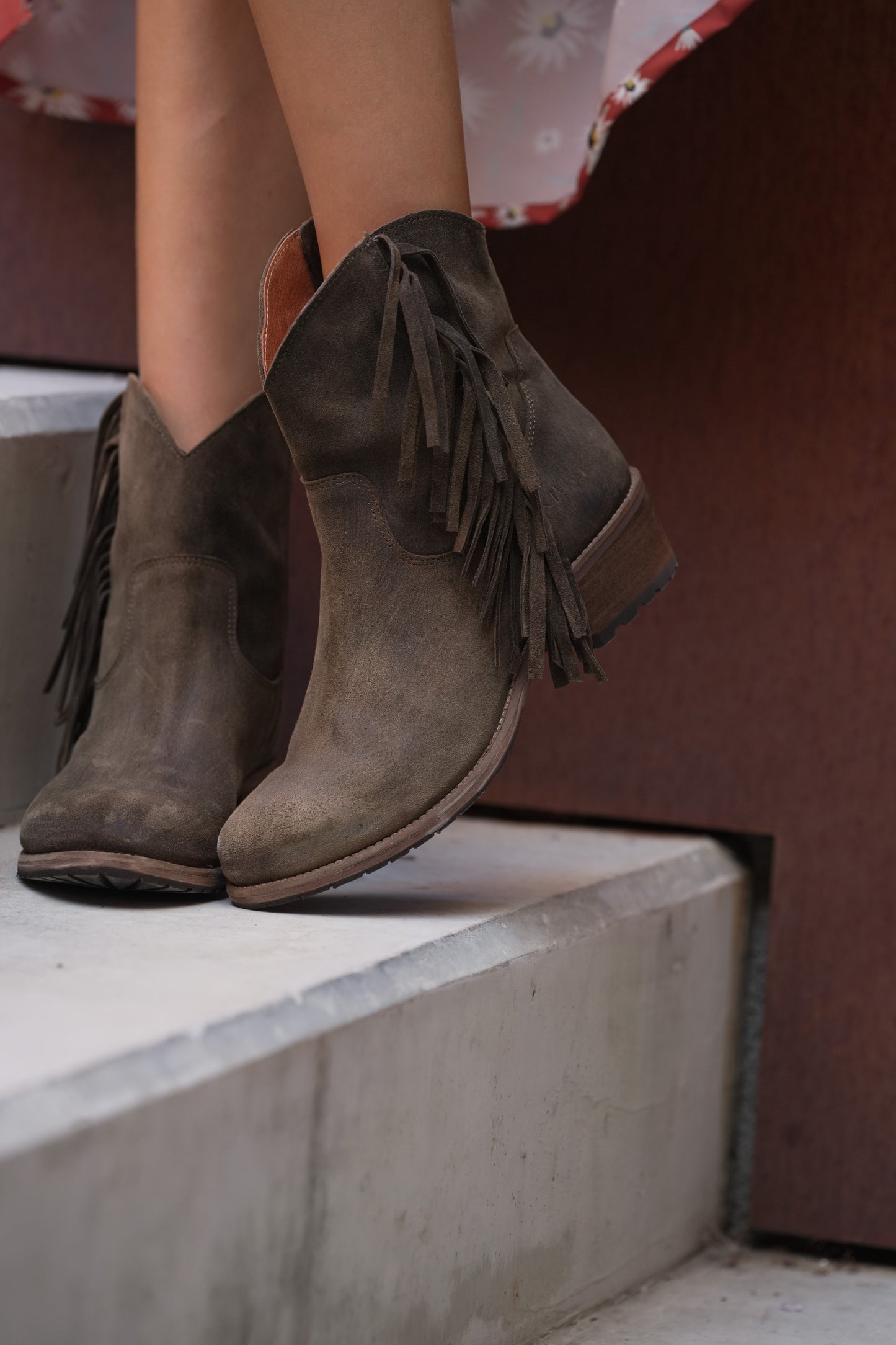 Botas de piel con flecos.