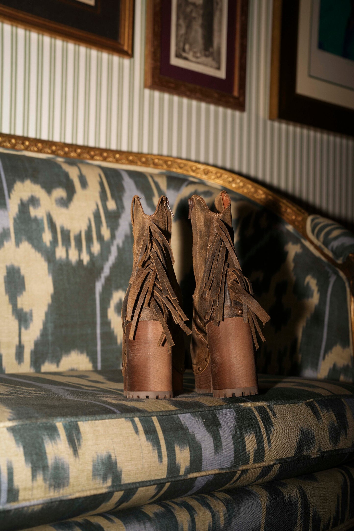 Botas em pele castanho com tacão alto