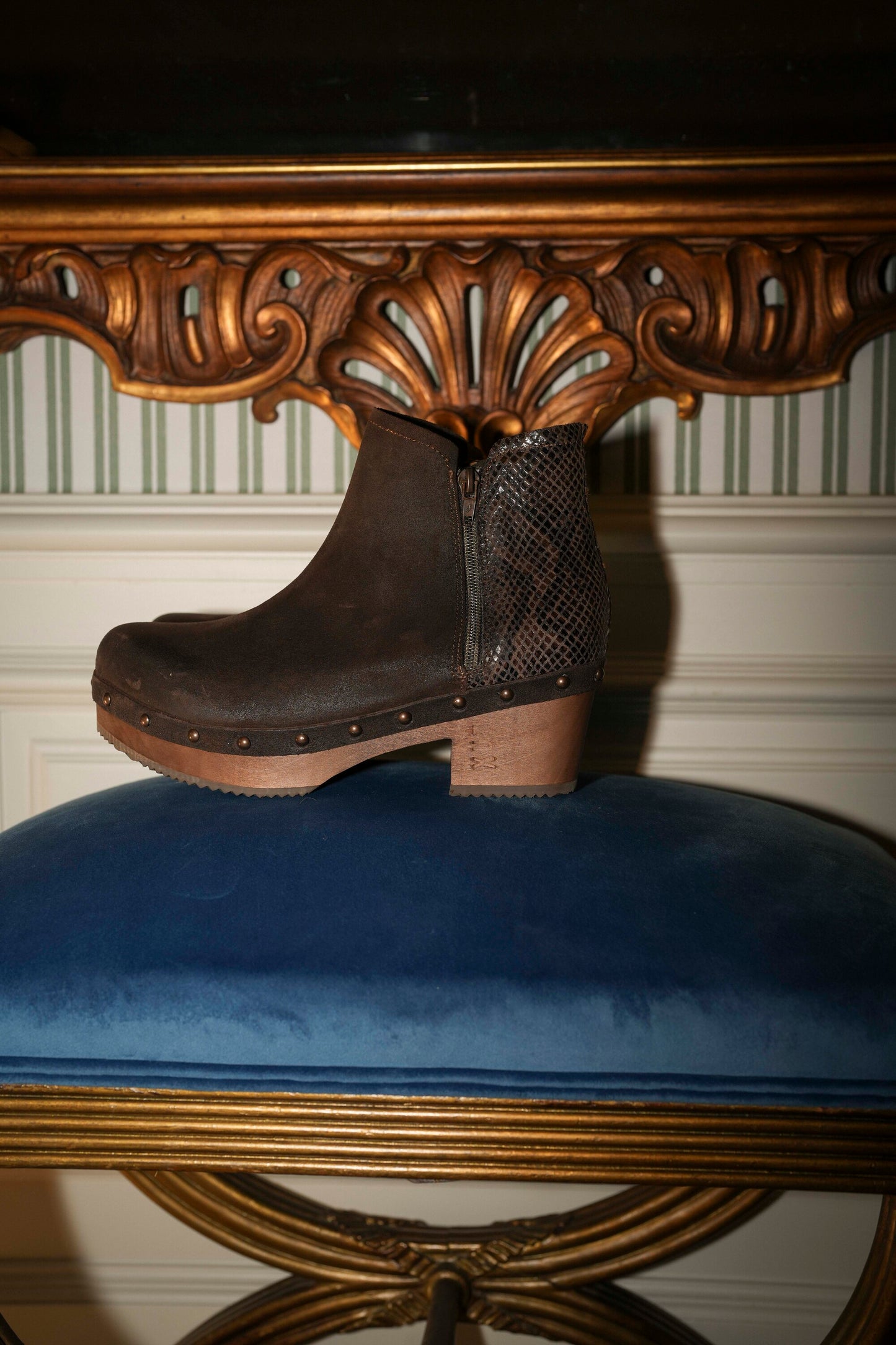 Botas em pele castanho com tacão baixo de madeira