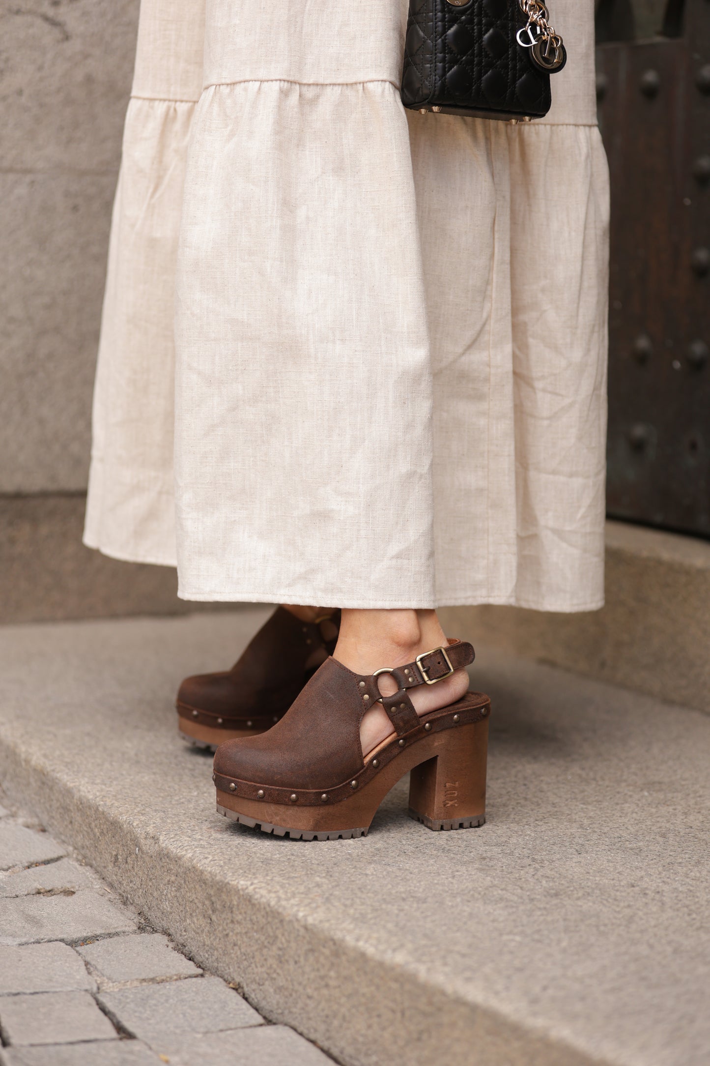Sandalia con tacón de madera