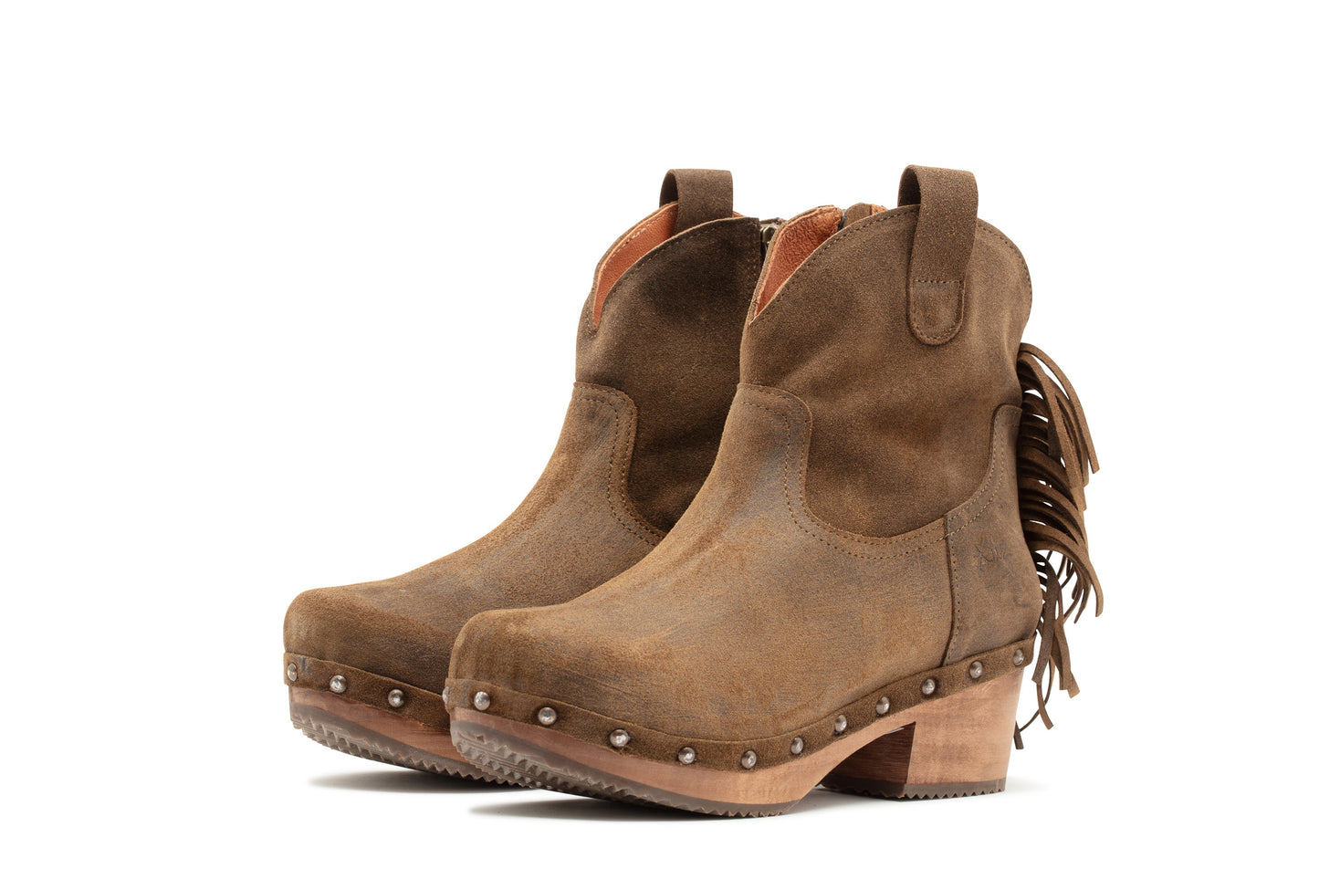 Bota com tacão baixo com franjas