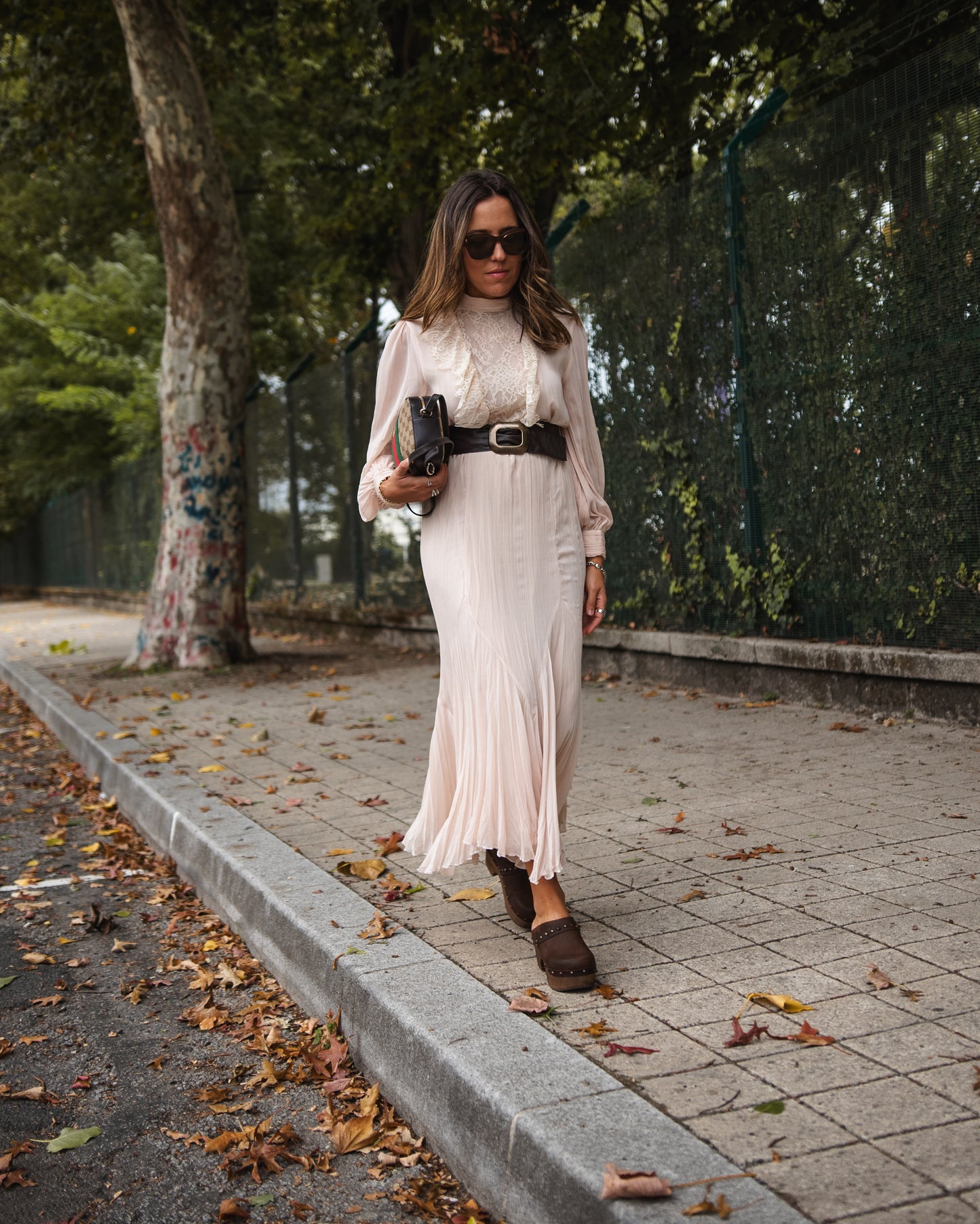 Soca em pele com tacão de madeira