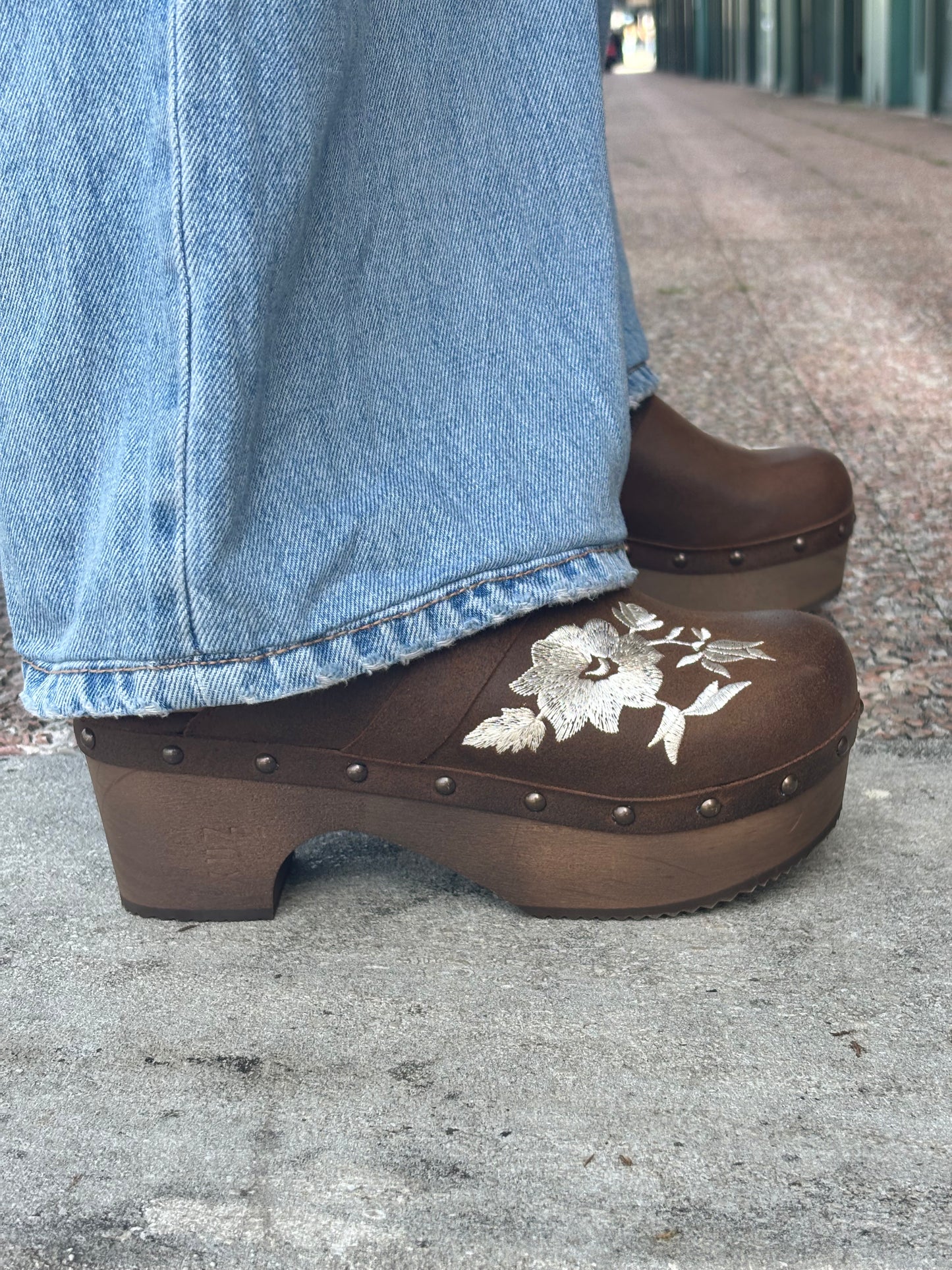 Soca em pele com tacão de madeira