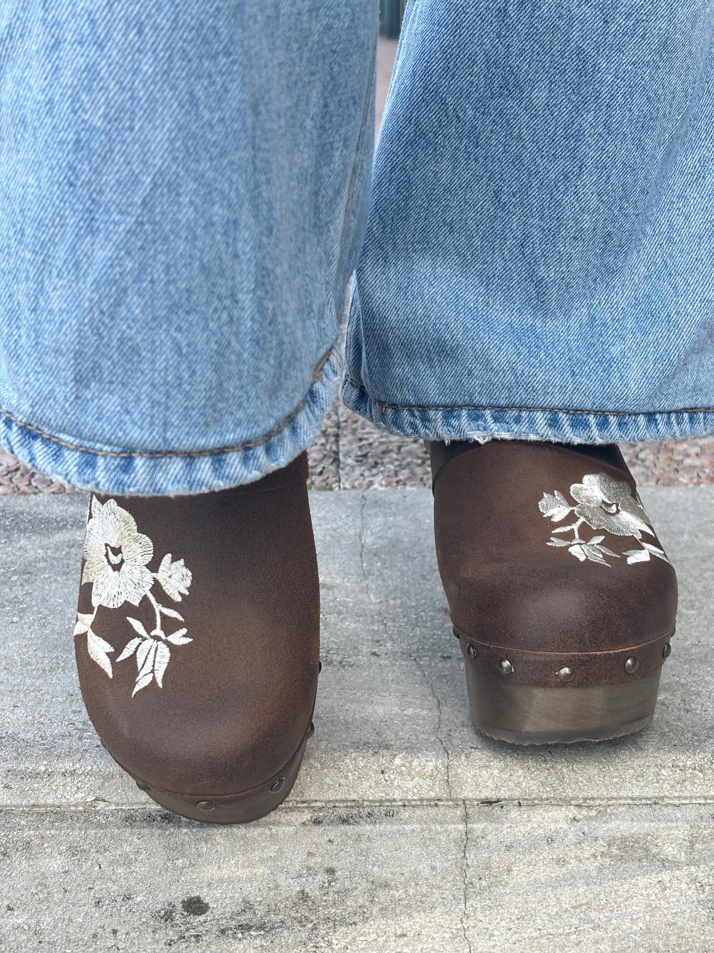 Soca em pele com tacão de madeira