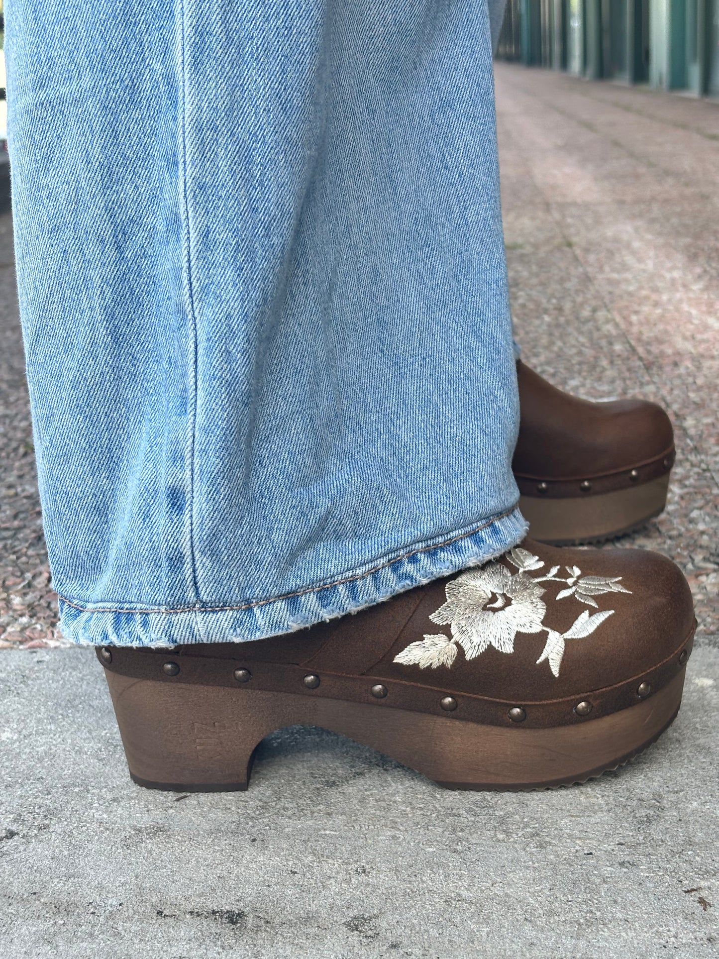 Soca em pele com tacão de madeira