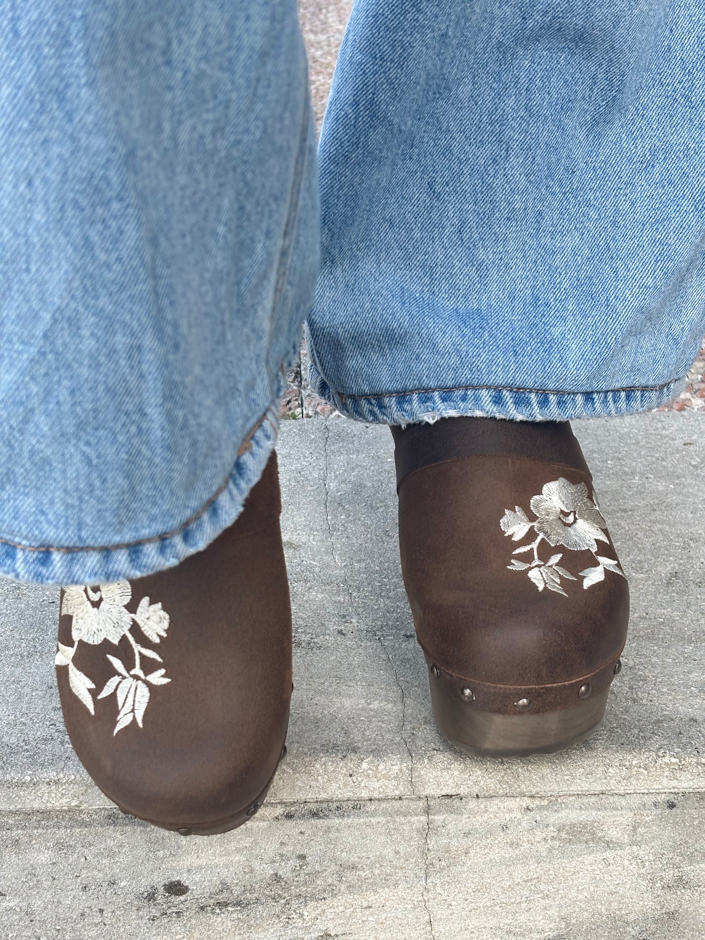 Soca em pele com tacão de madeira