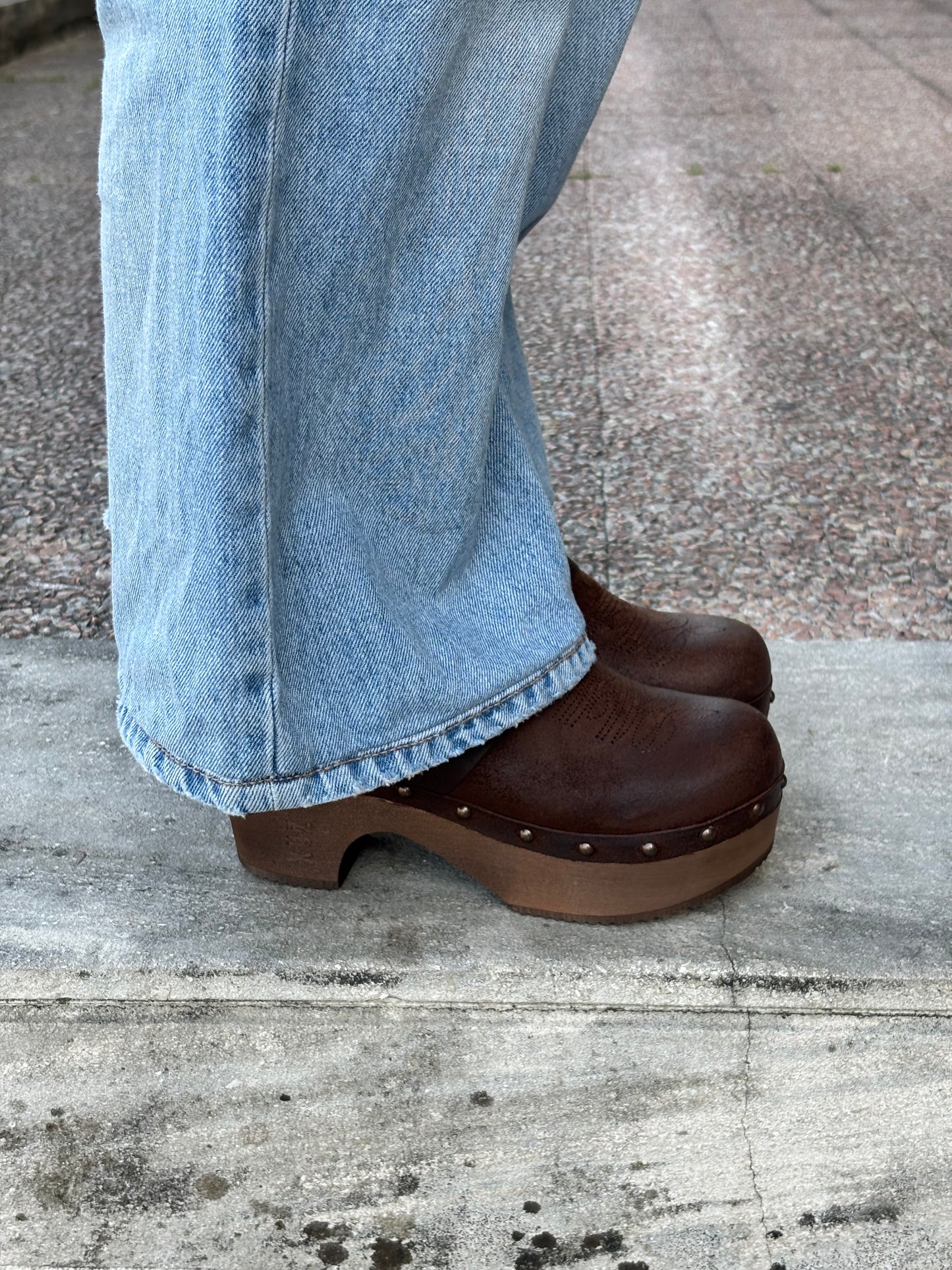 Leather mule with wooden heel