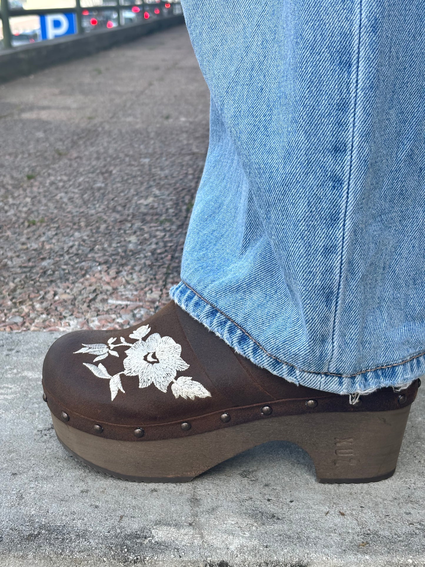 Soca em pele com tacão de madeira