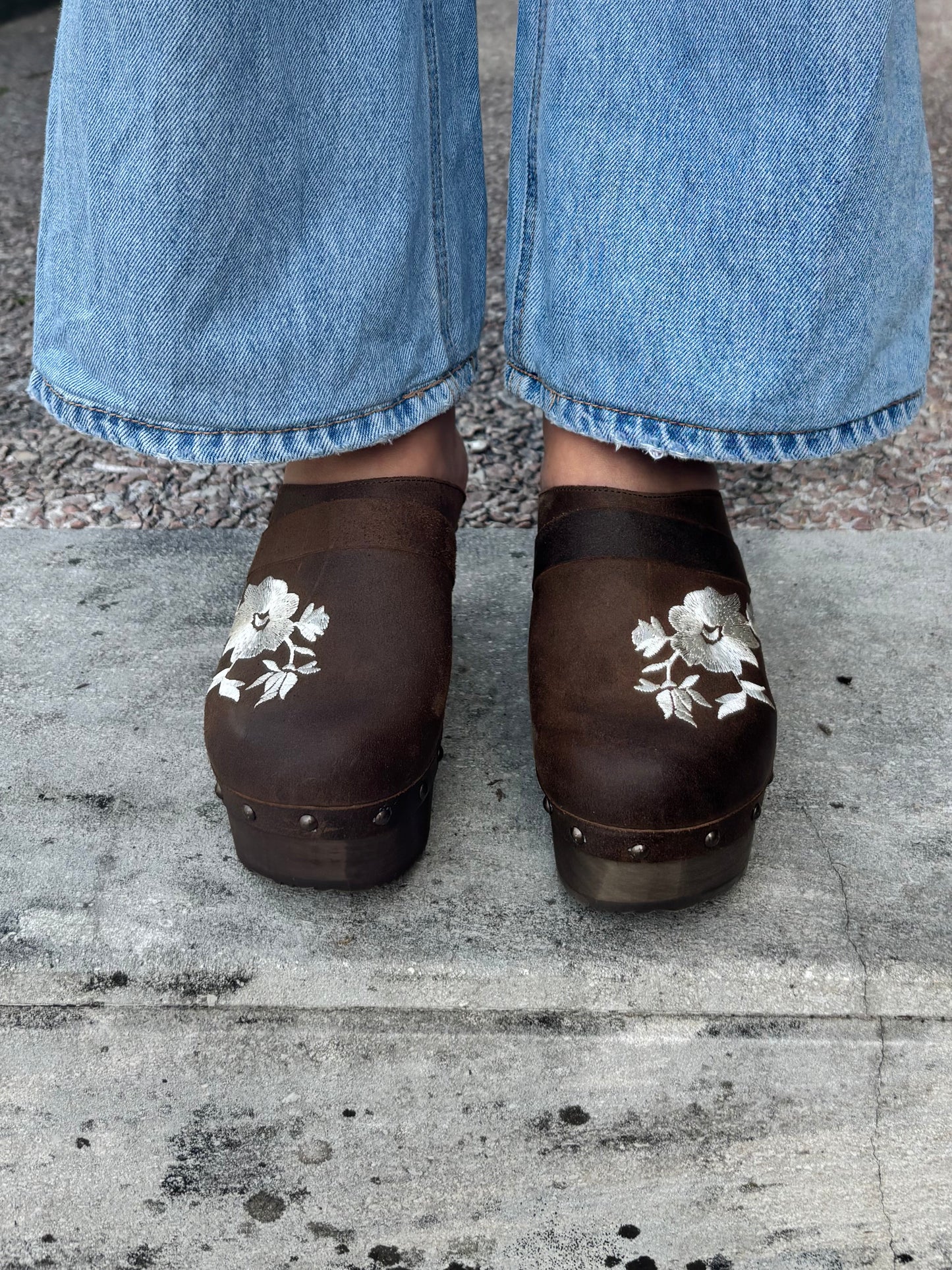 Soca em pele com tacão de madeira