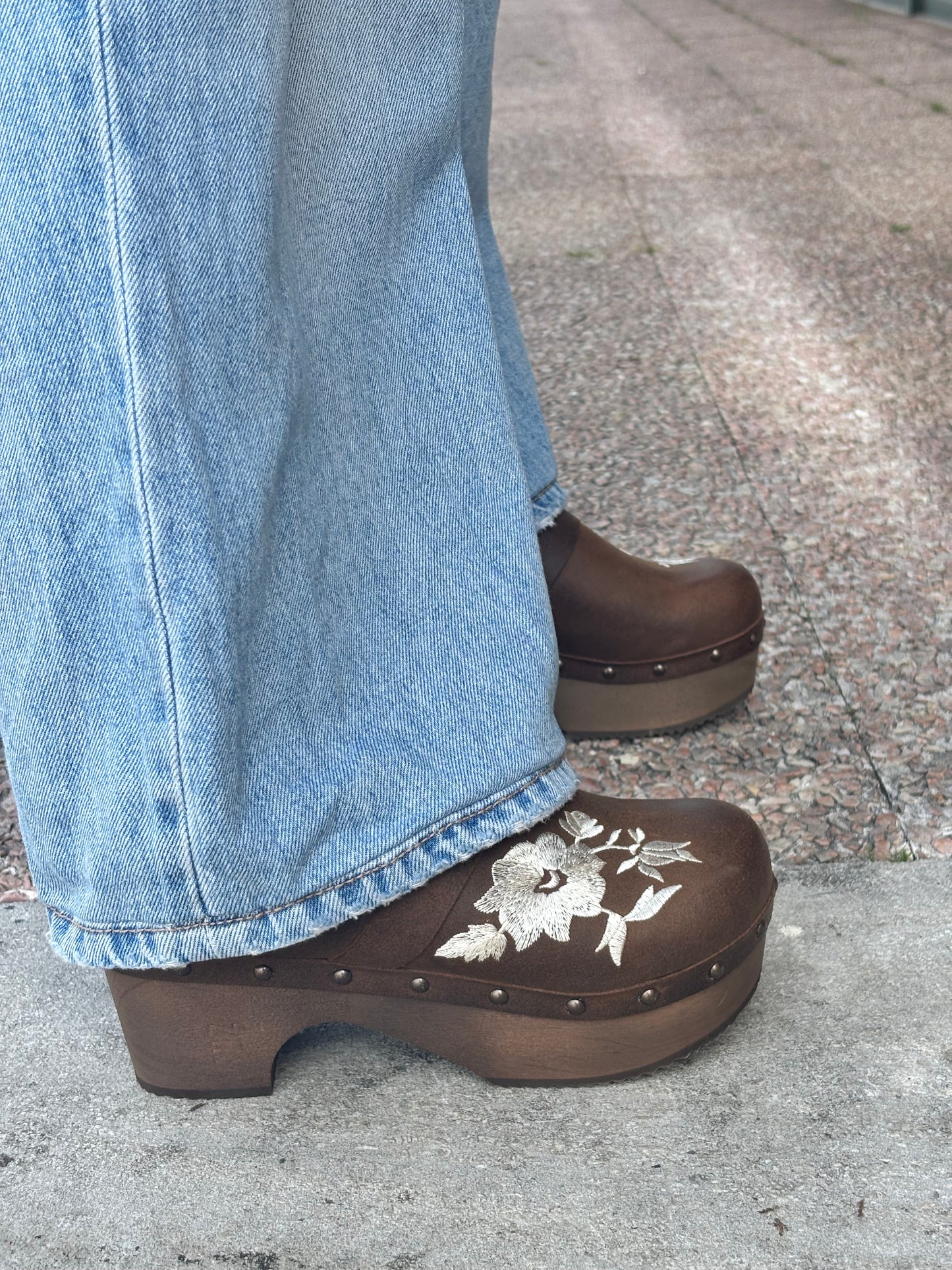 Soca em pele com tacão de madeira