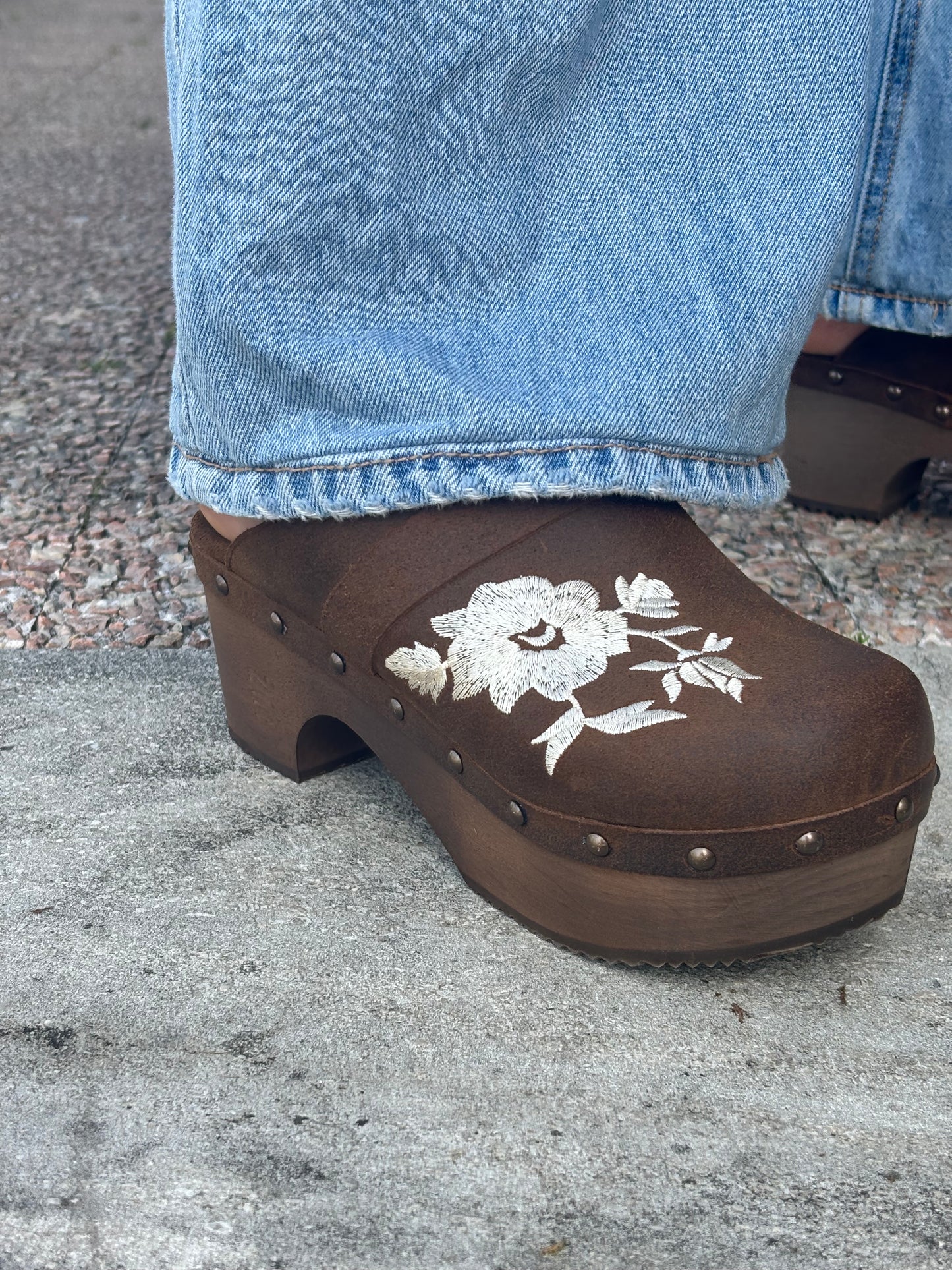 Soca em pele com tacão de madeira