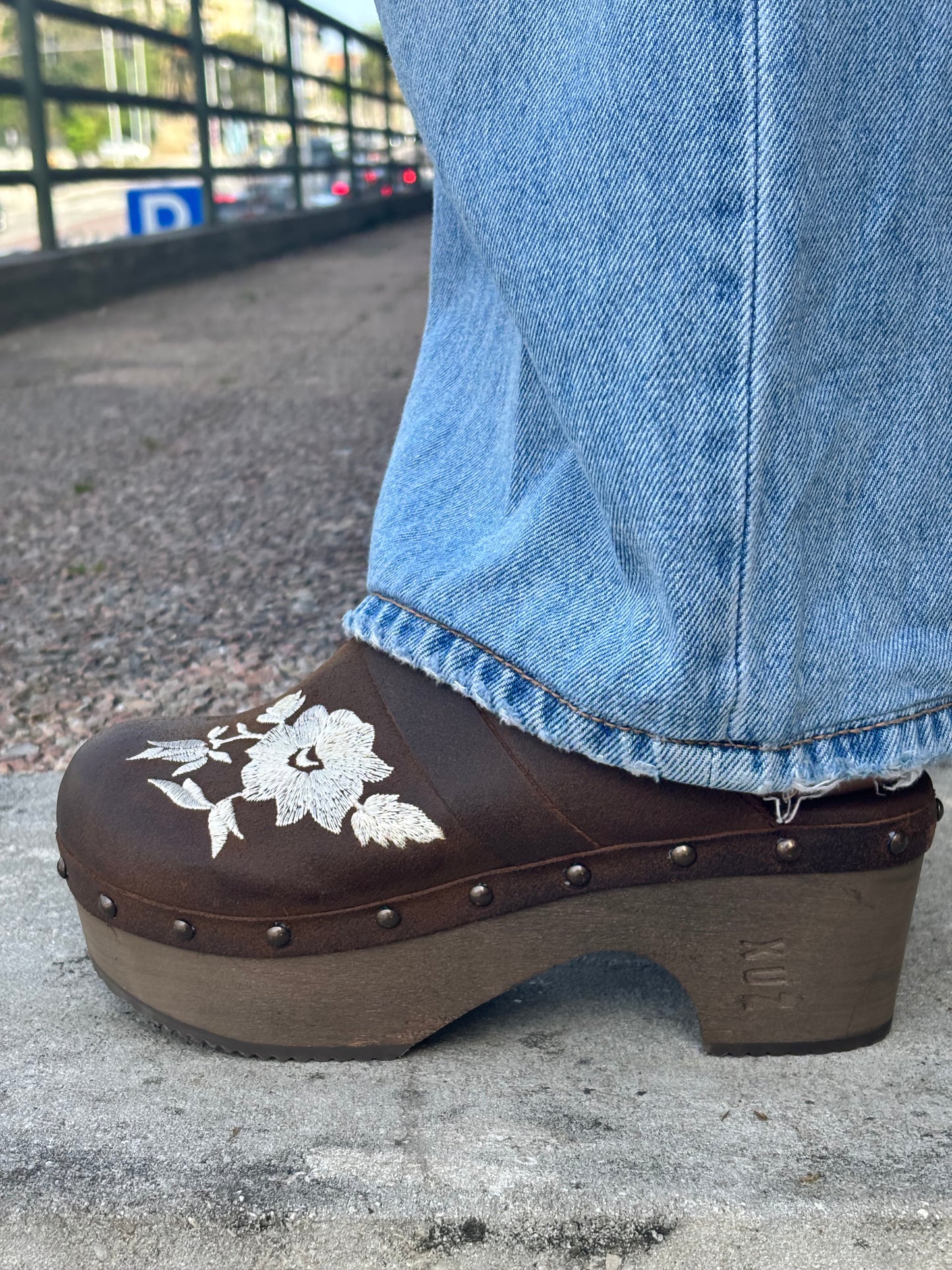 Soca em pele com tacão de madeira