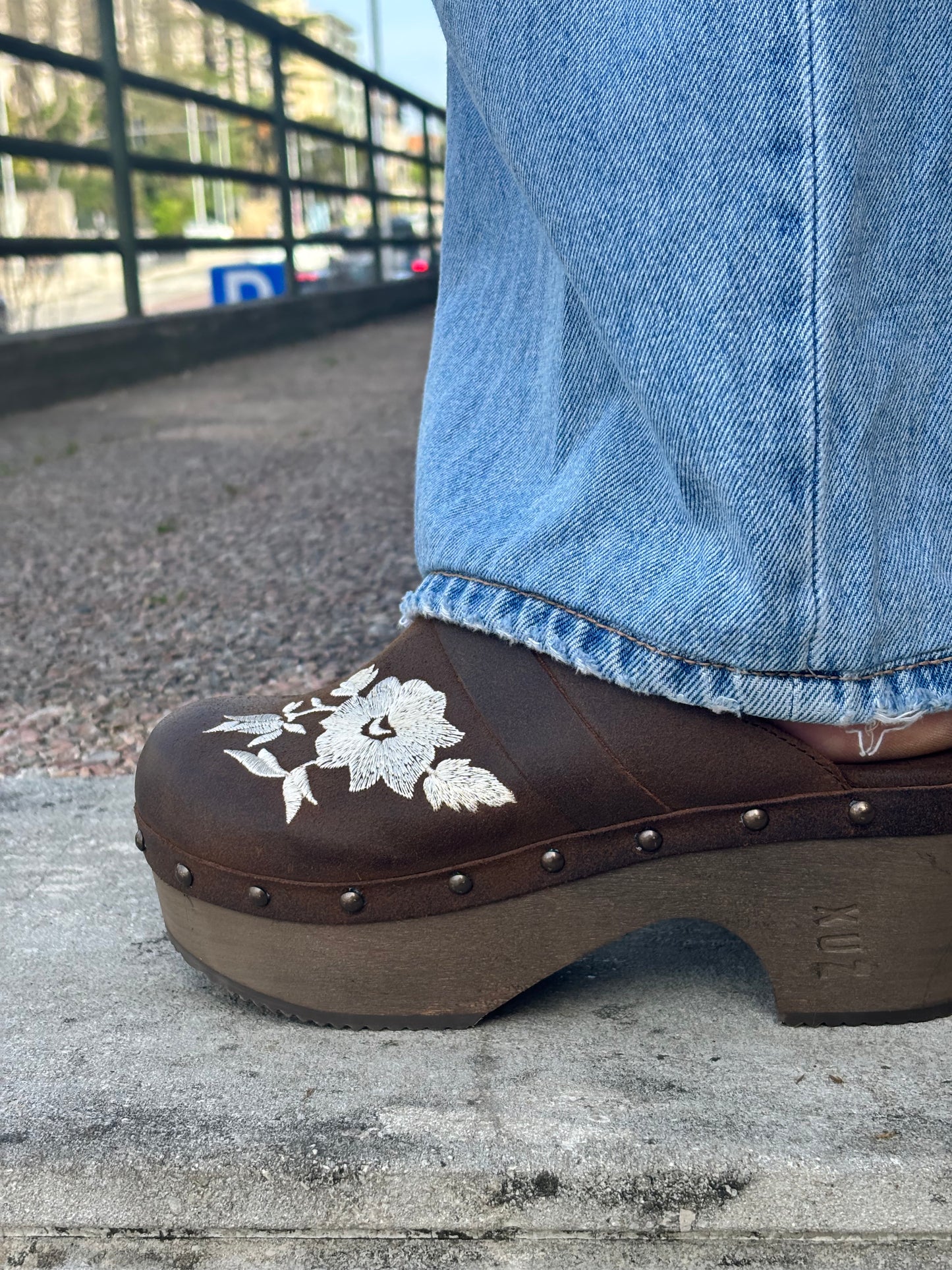 Soca em pele com tacão de madeira