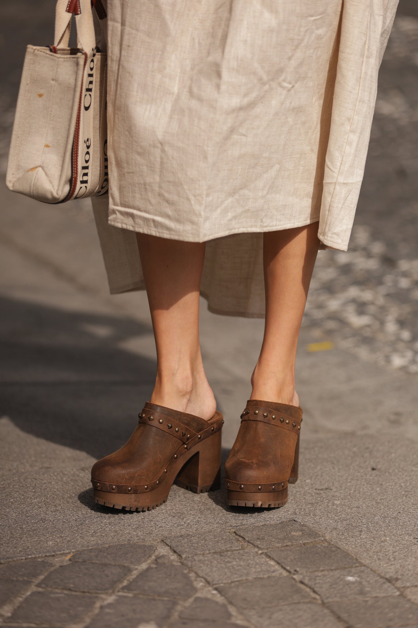 Clogs mit hohem Absatz und goldenen Applikationen