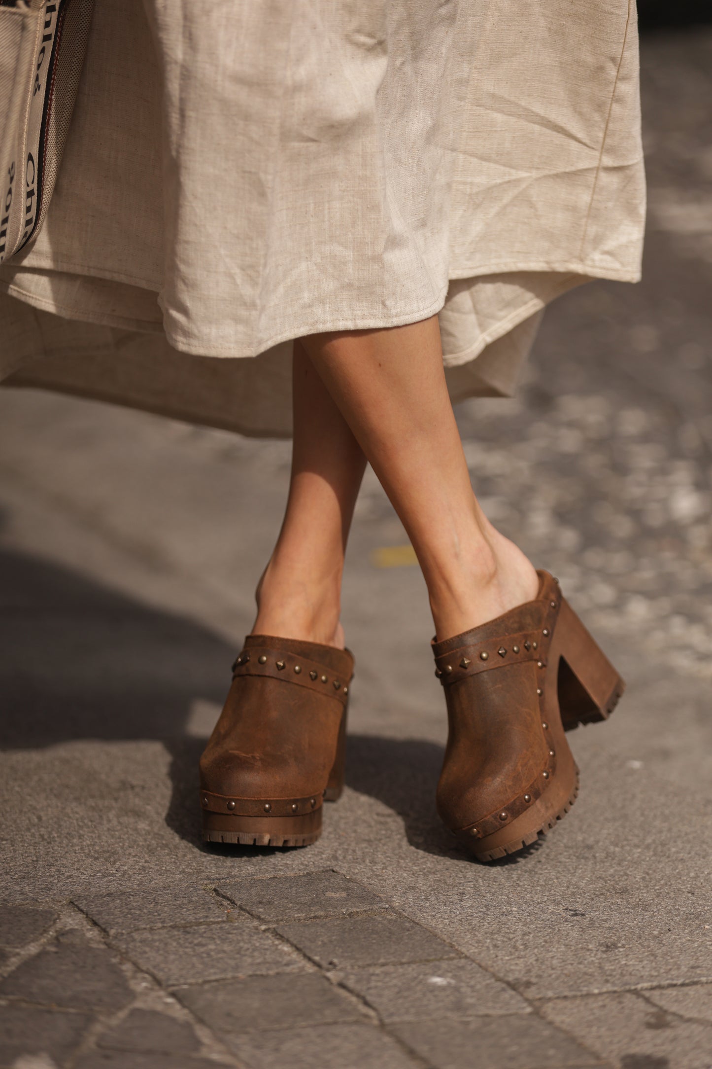 Clogs mit hohem Absatz und goldenen Applikationen