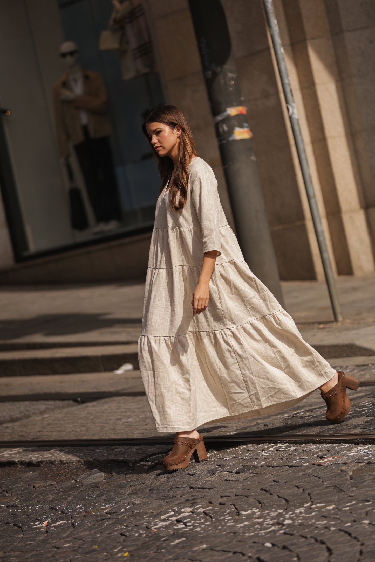 Clogs mit hohem Absatz und goldenen Applikationen
