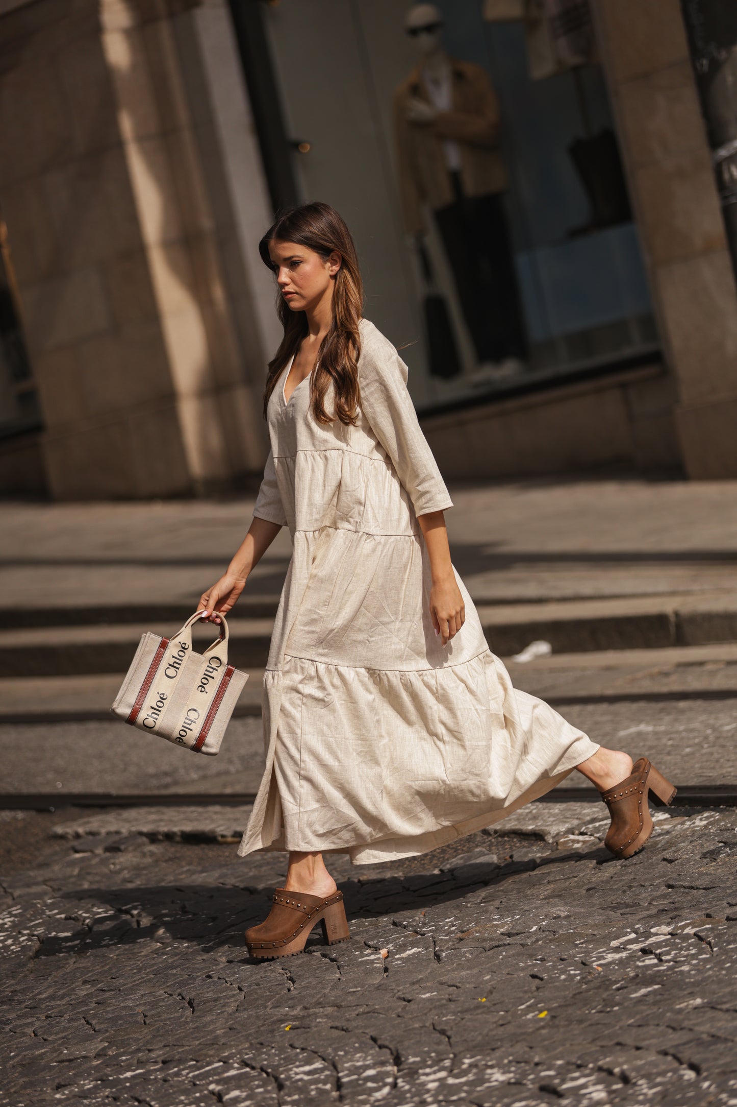 Clogs mit hohem Absatz und goldenen Applikationen