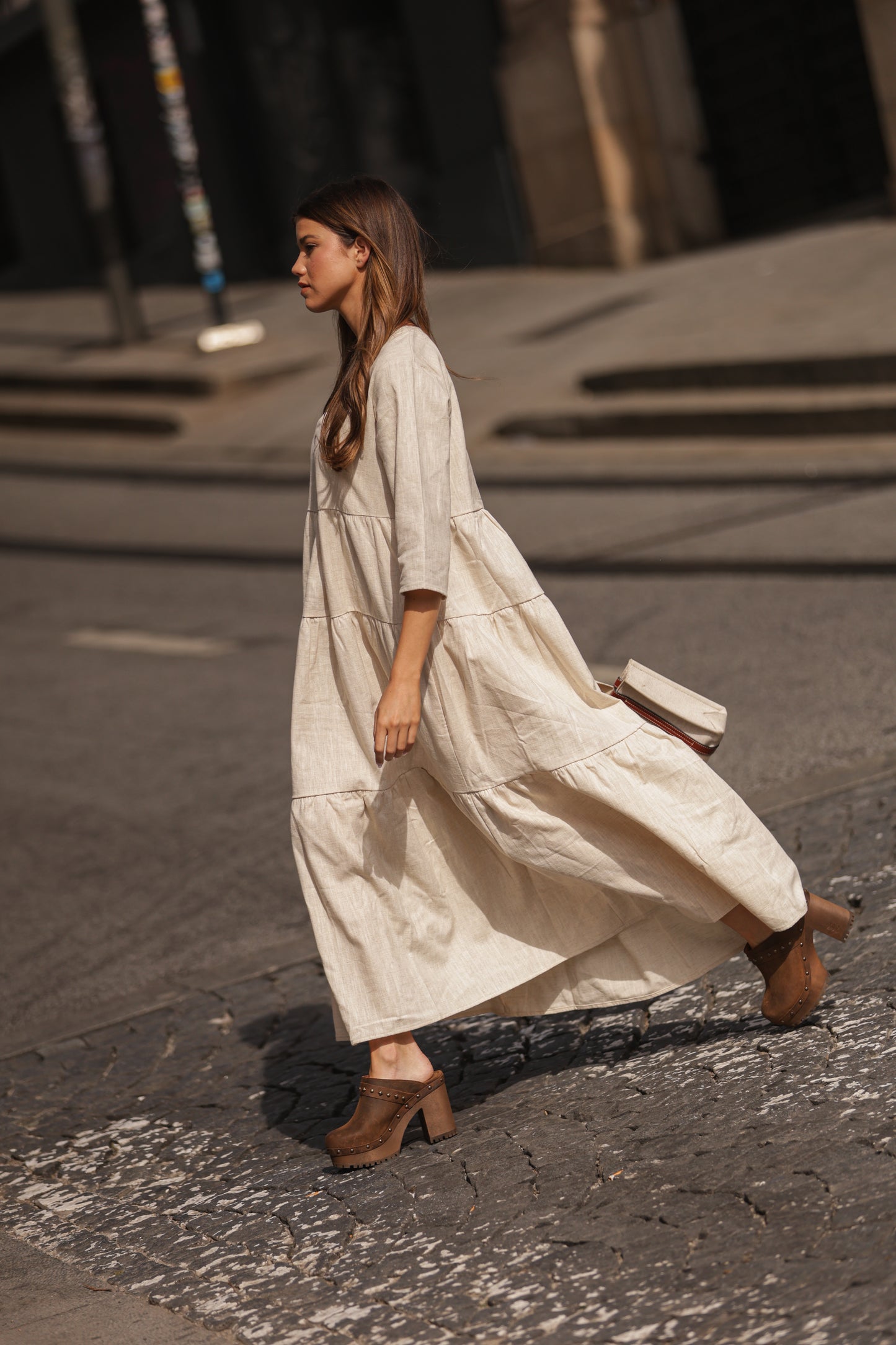 Clogs mit hohem Absatz und goldenen Applikationen
