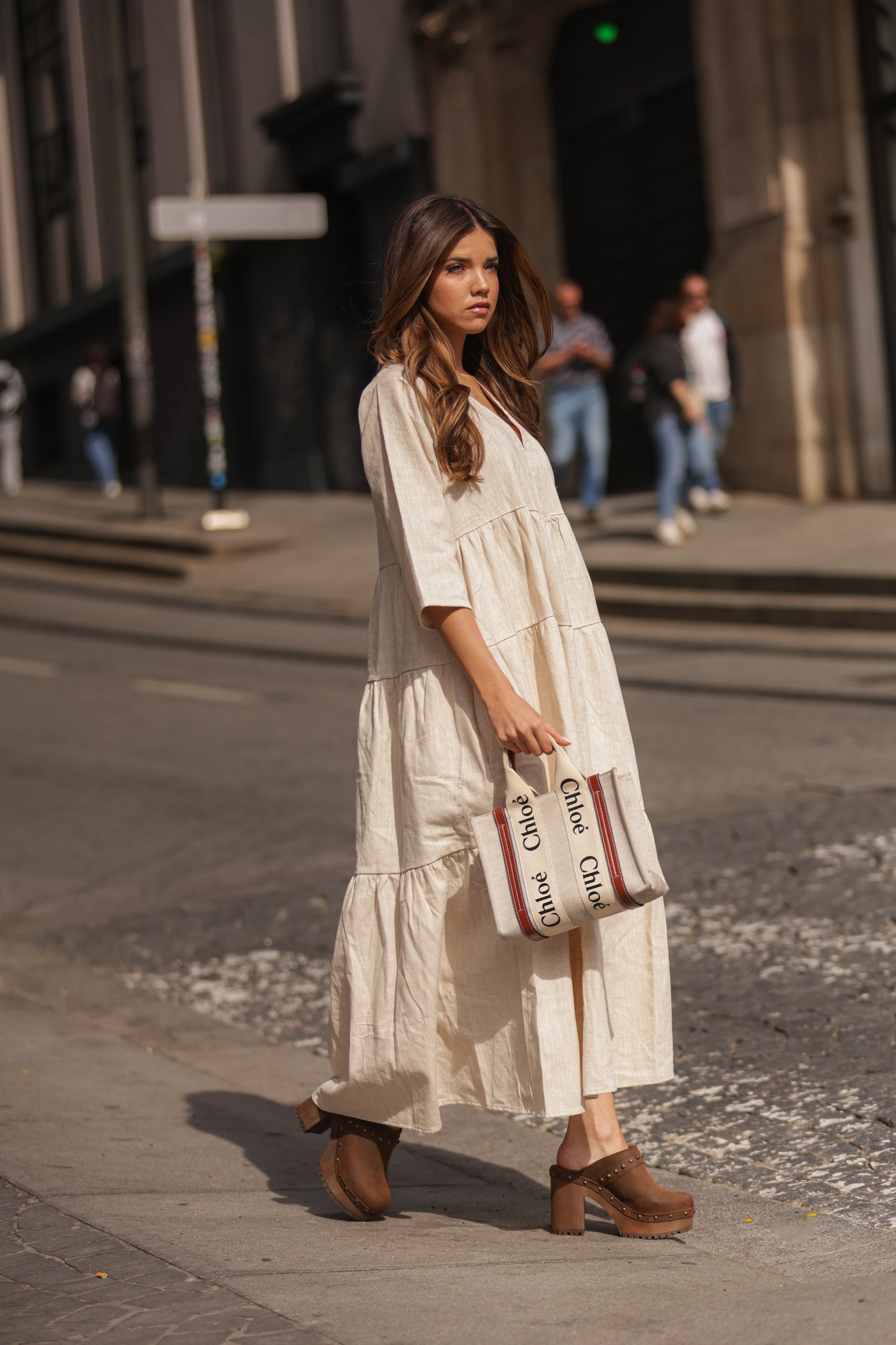 Clogs mit hohem Absatz und goldenen Applikationen