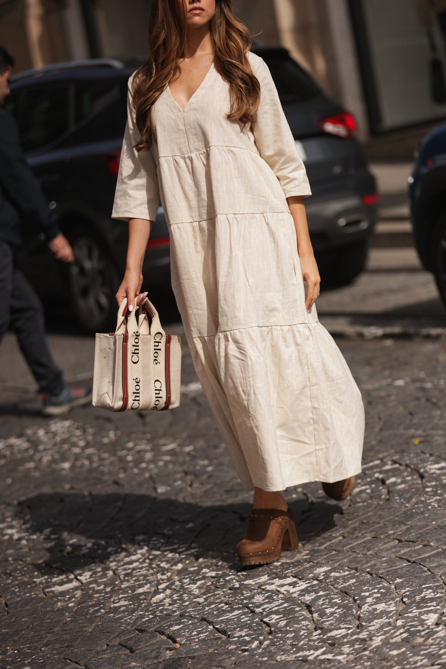 Clogs mit hohem Absatz und goldenen Applikationen