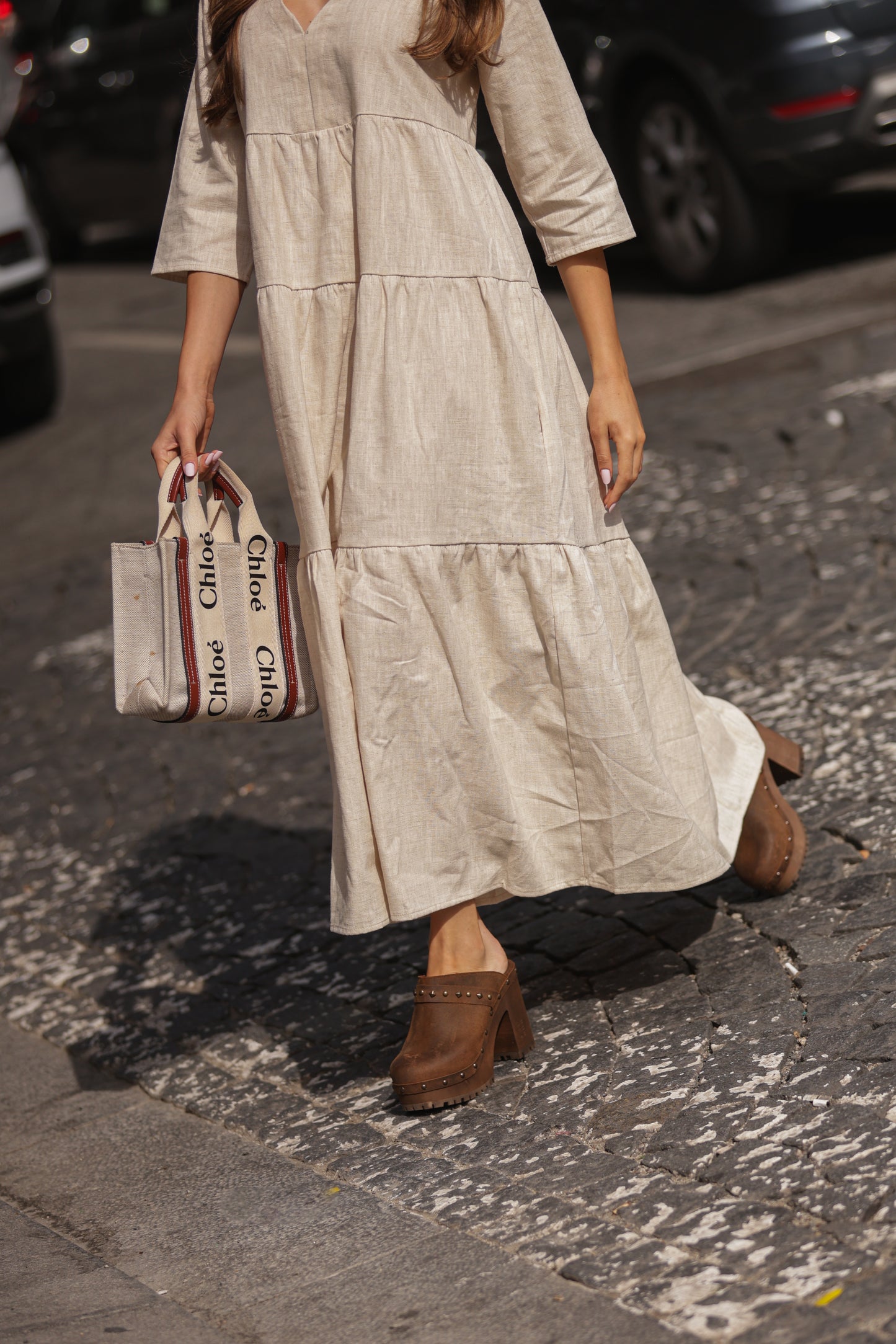 Clogs mit hohem Absatz und goldenen Applikationen