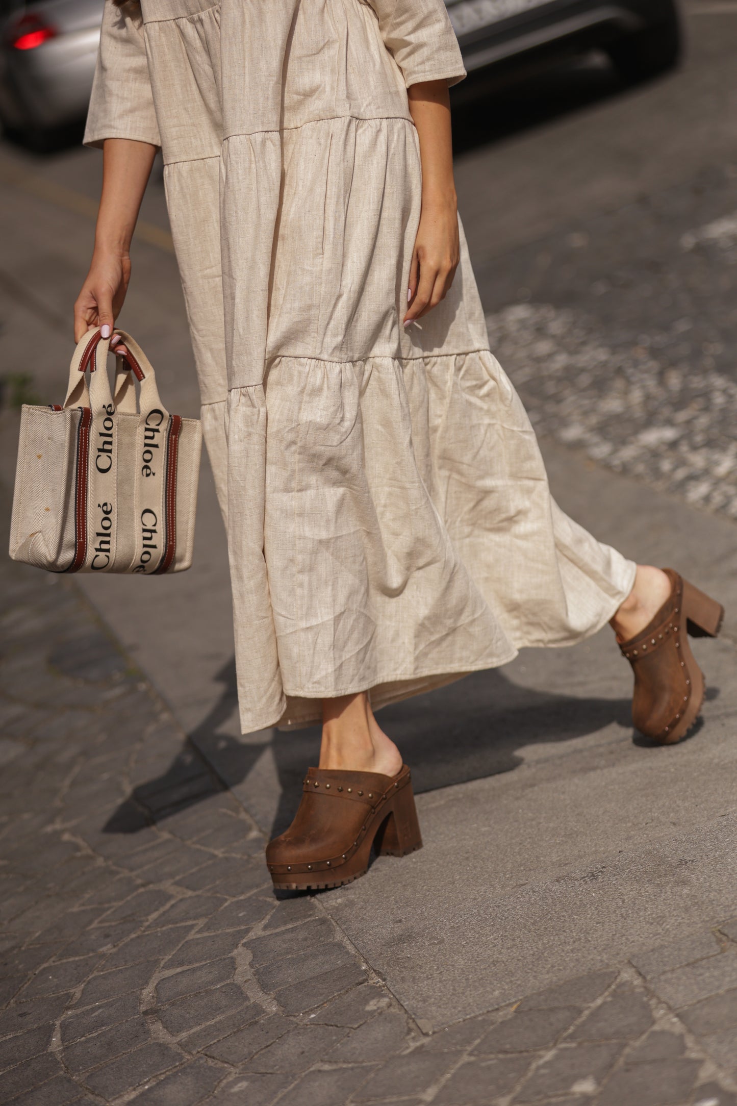Clogs mit hohem Absatz und goldenen Applikationen