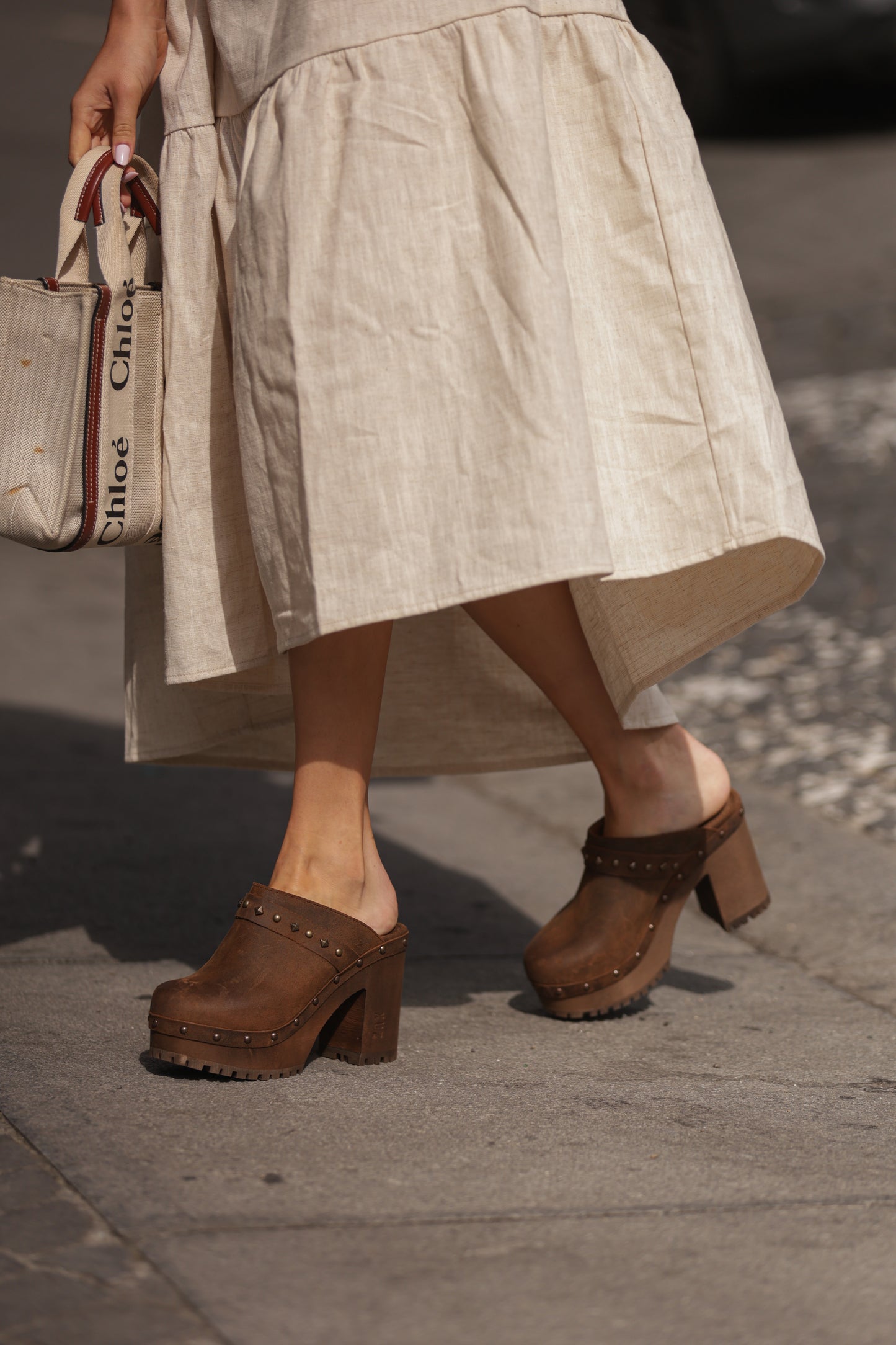 Clogs mit hohem Absatz und goldenen Applikationen