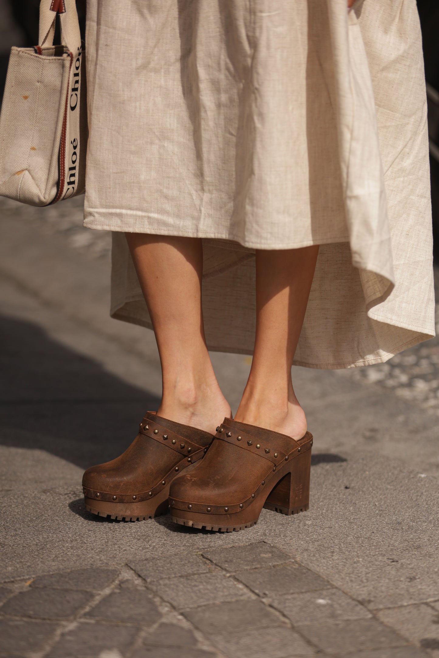 Clogs mit hohem Absatz und goldenen Applikationen