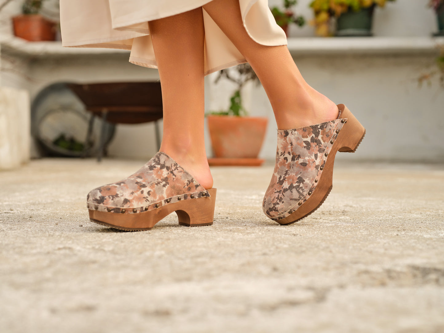 Clog with wooden heel