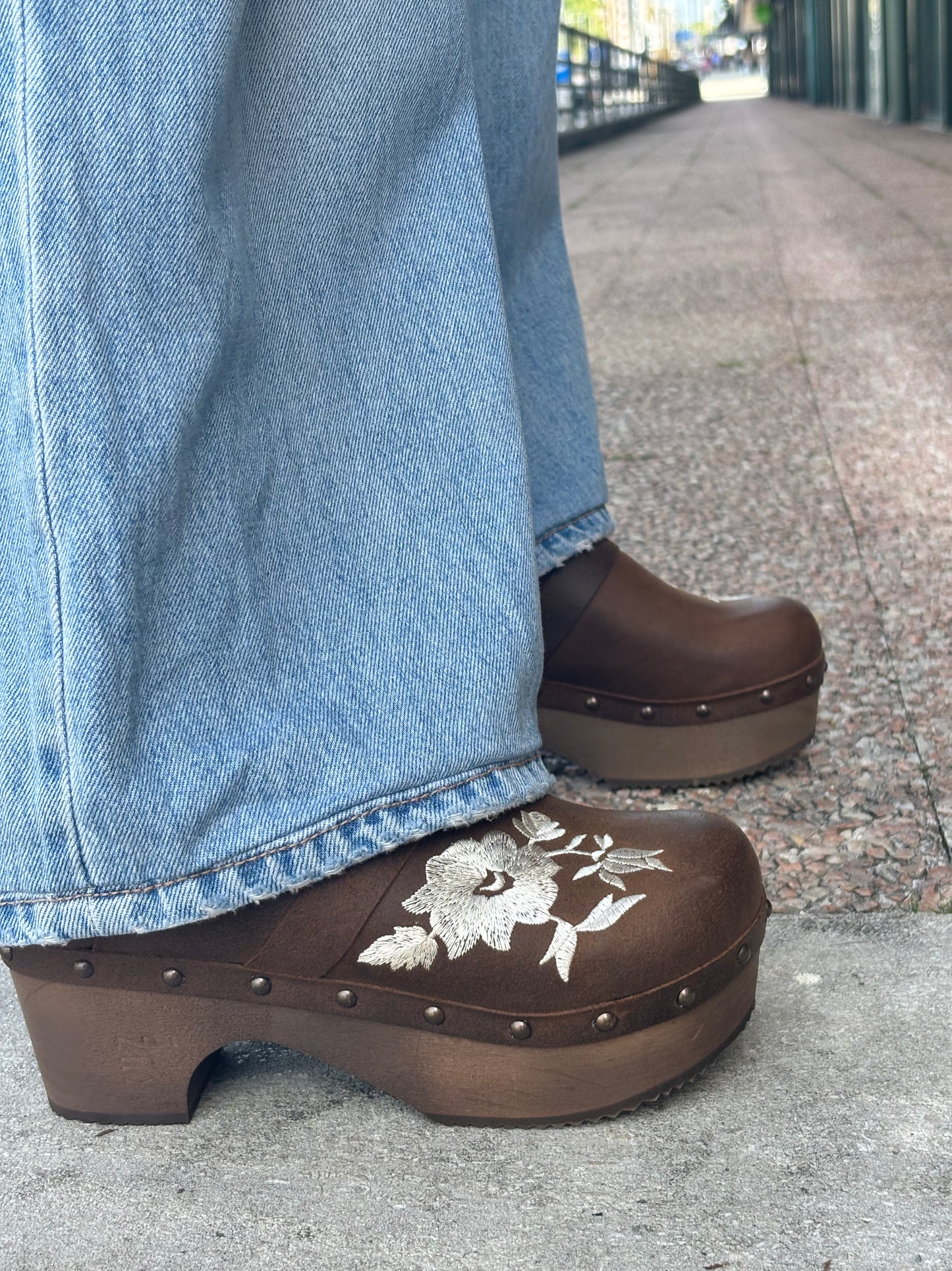 Soca em pele com tacão de madeira