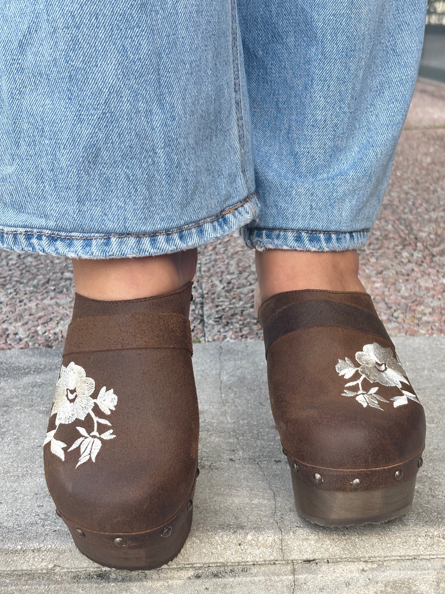 Soca em pele com tacão de madeira