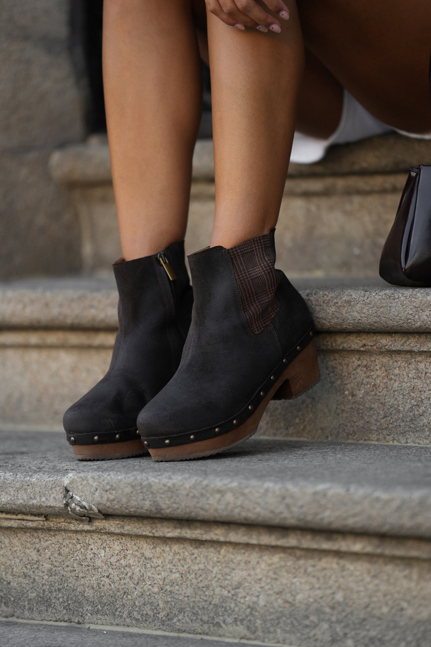 Braune Lederstiefel mit niedrigem Holzabsatz