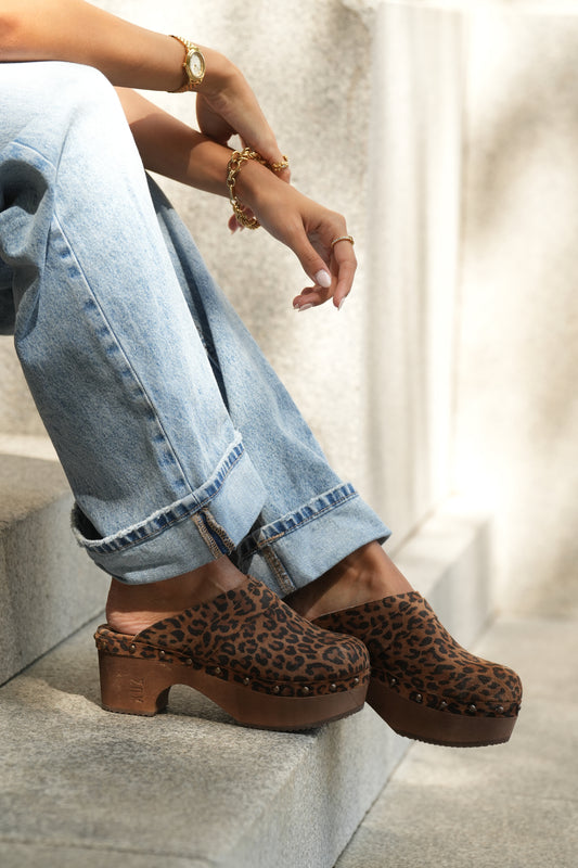 Soca em pele com tacão de madeira