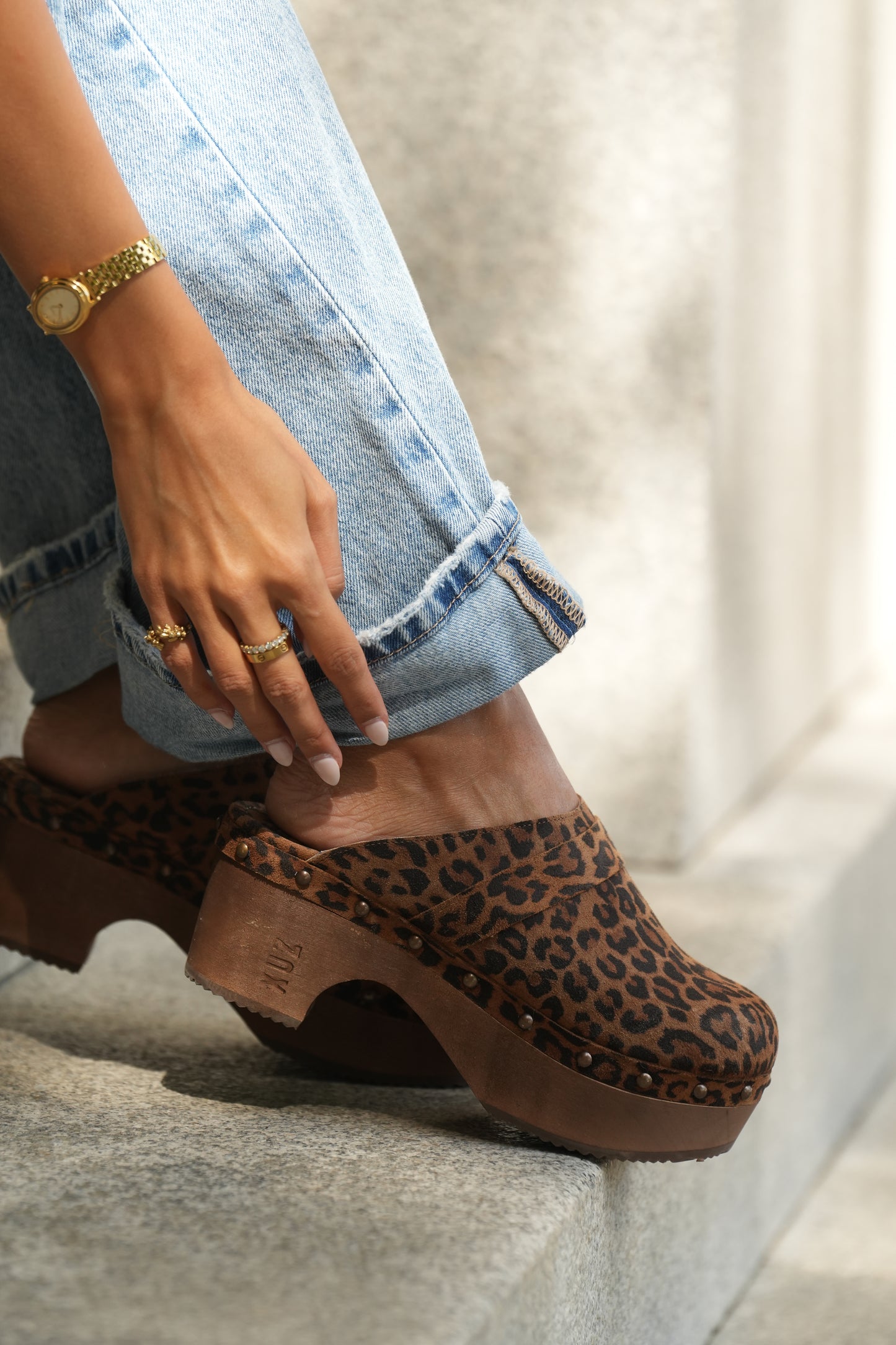 Soca en piel con tacón de madera