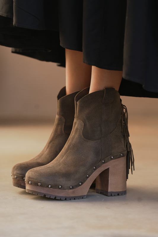 High heel boots with fringes
