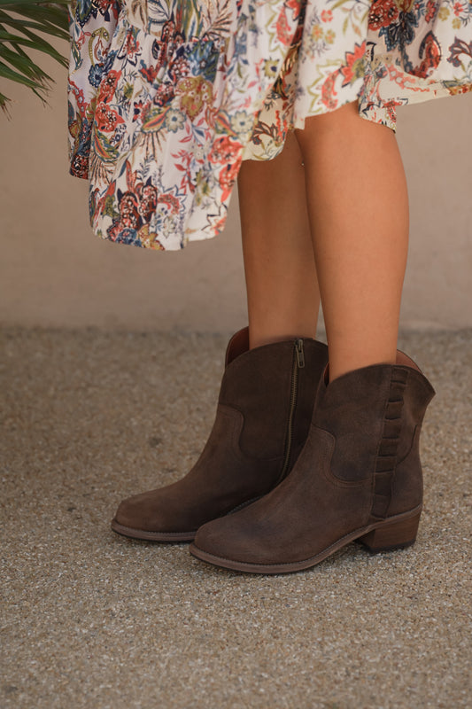 Leather boot with frill