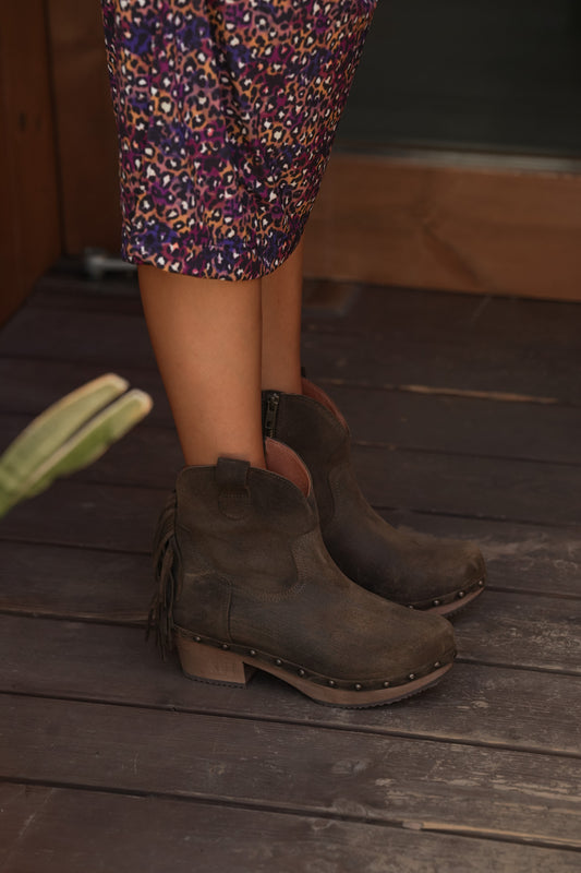 Low heel boots with fringes