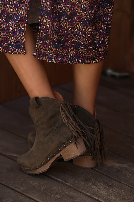 Low heel boots with fringes