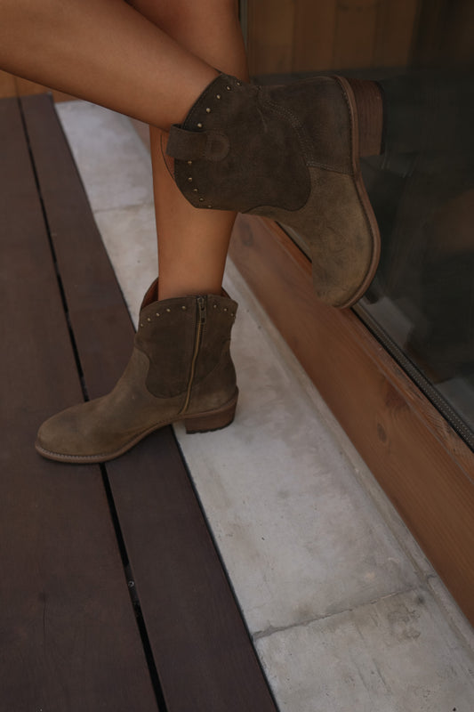 Leather boots with golden applications
