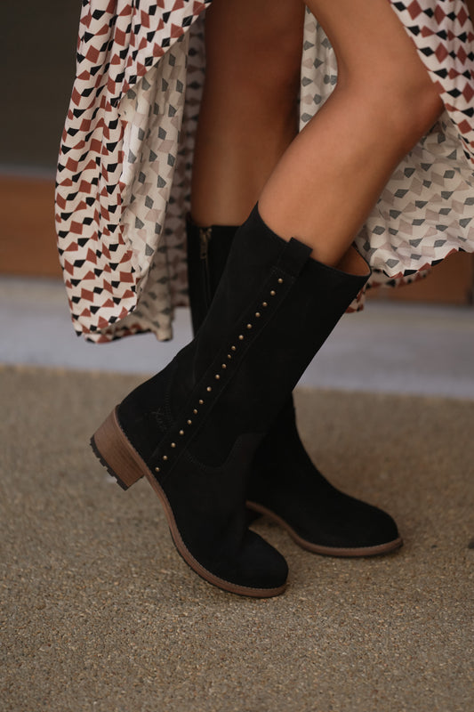 High boots with golden applications