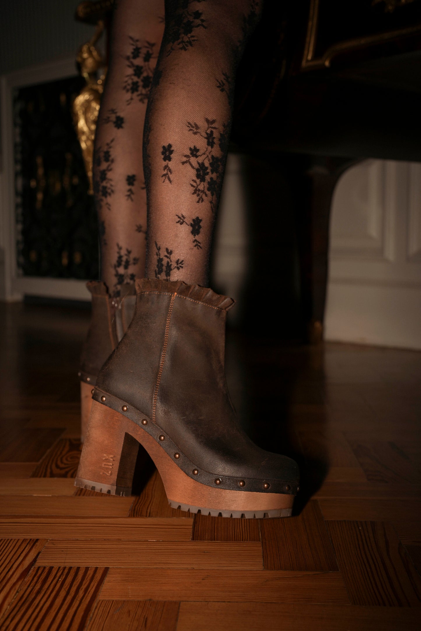 Botas em pele castanho com tacão alto