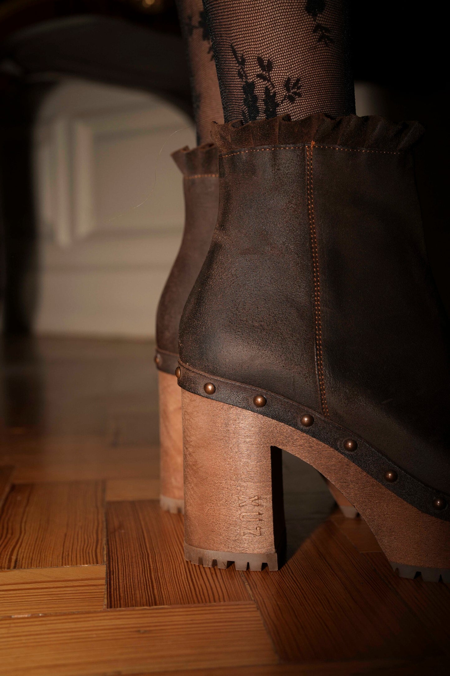 Botas em pele castanho com tacão alto