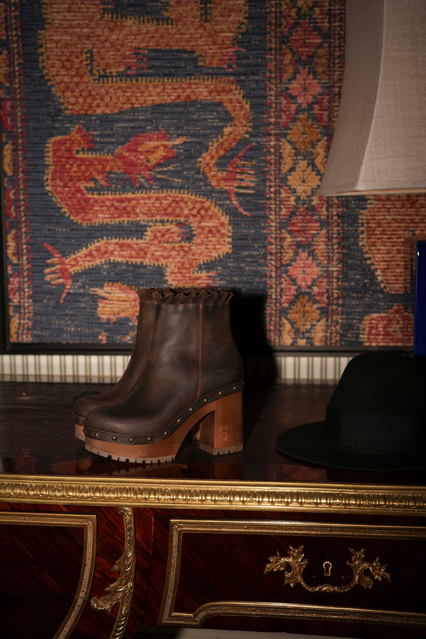 Botas em pele castanho com tacão alto