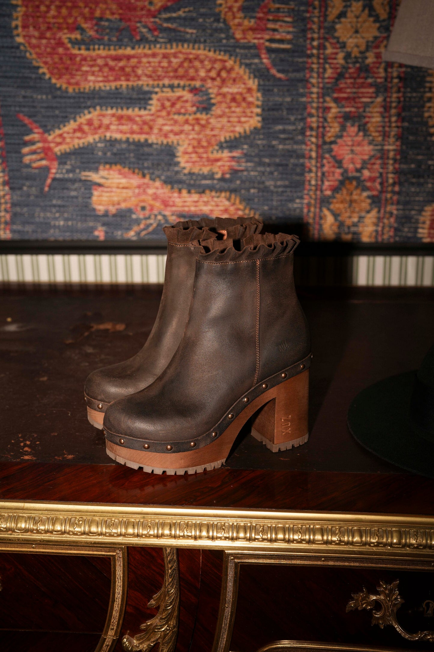 Botas em pele castanho com tacão alto