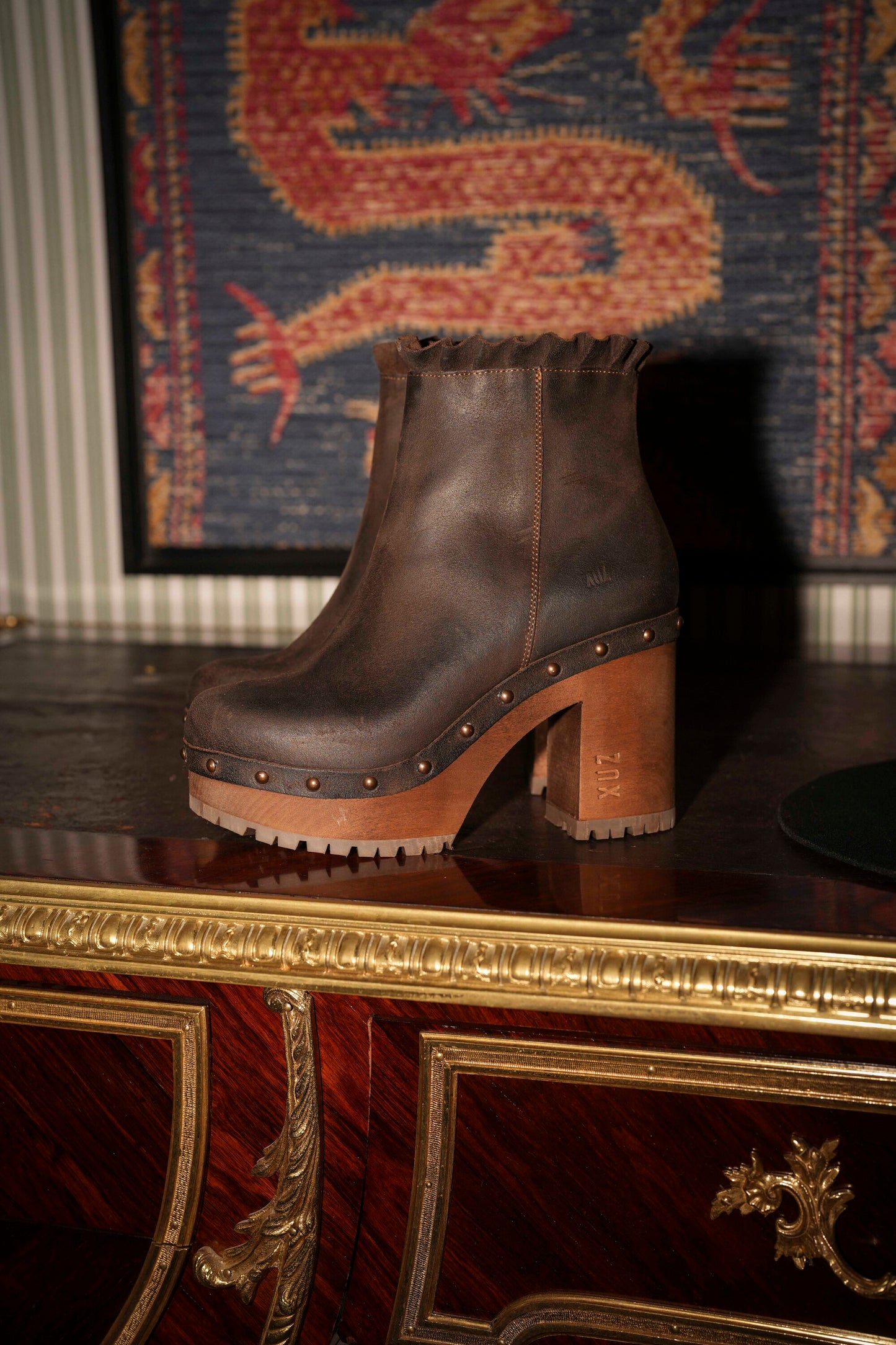 Botas em pele castanho com tacão alto